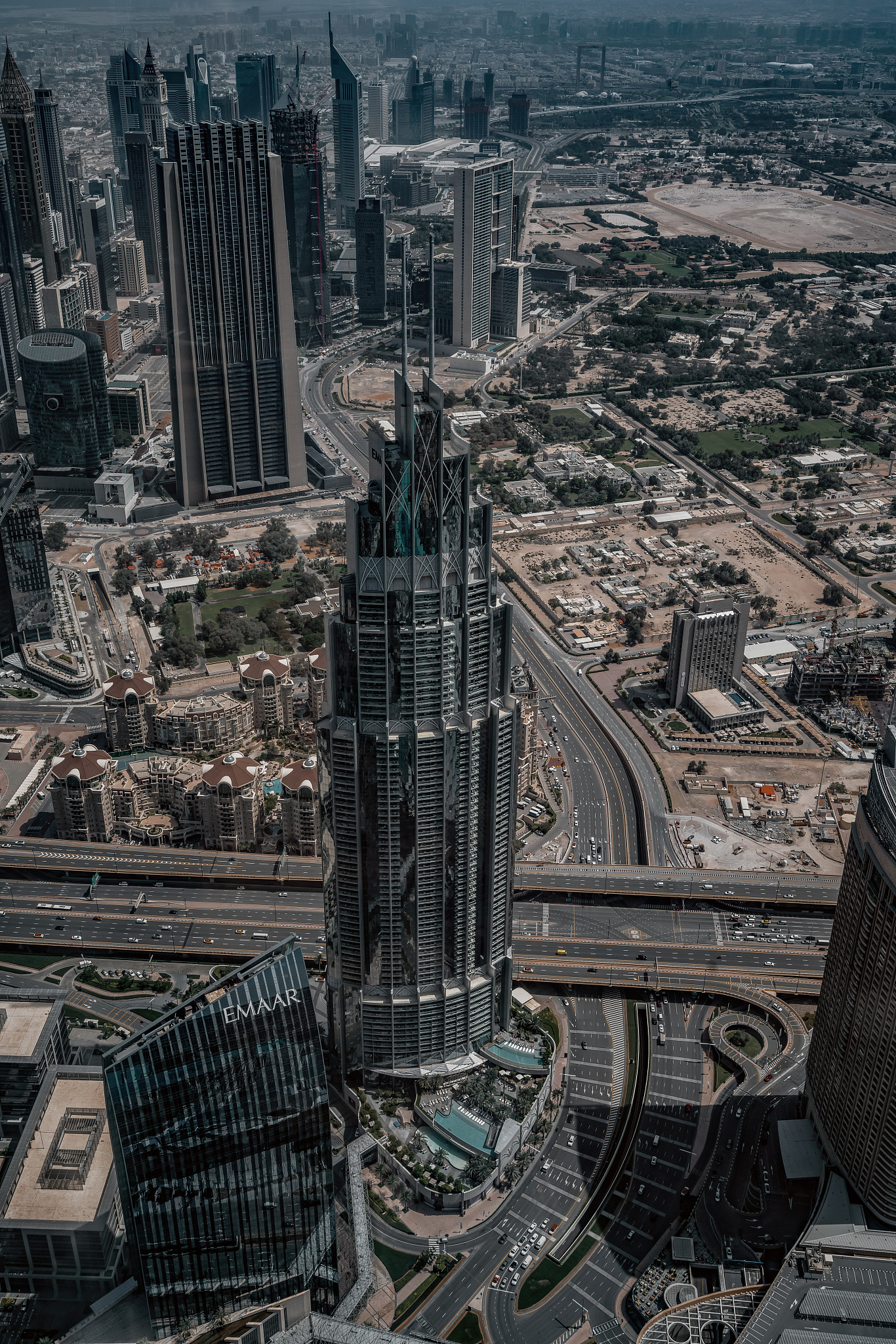 迪拜下过雨吗?揭秘沙漠奇迹中的湿润秘密