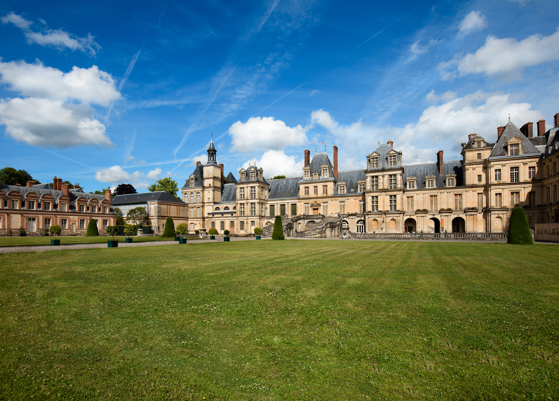 温莎城堡(英语:windsor castle),位于英国英格兰东南部区域伯克郡温莎
