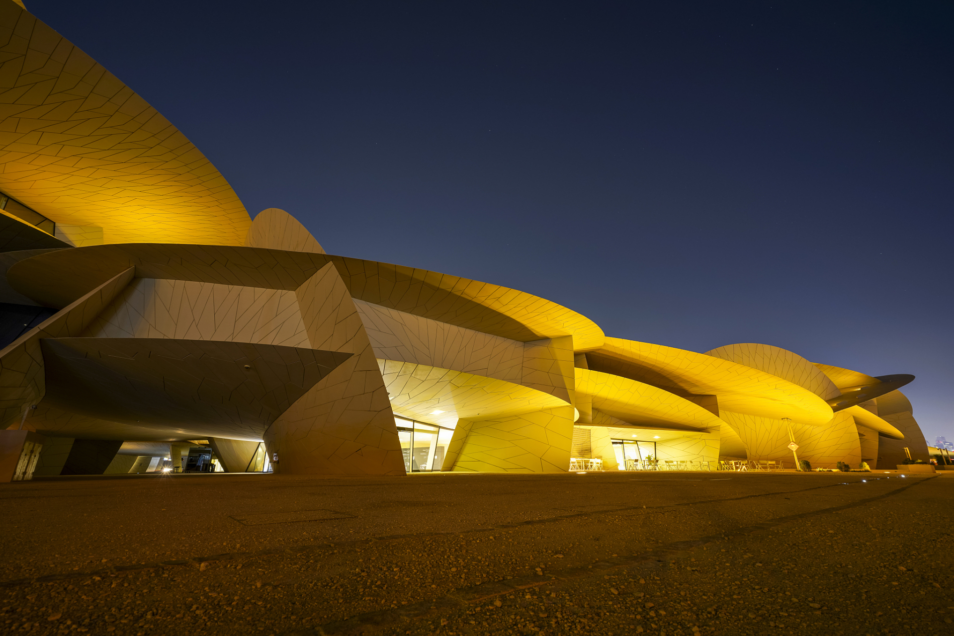 嬉行记# 敦煌大剧院,作为一座璀璨的艺术殿堂,承载着历史的荣光和