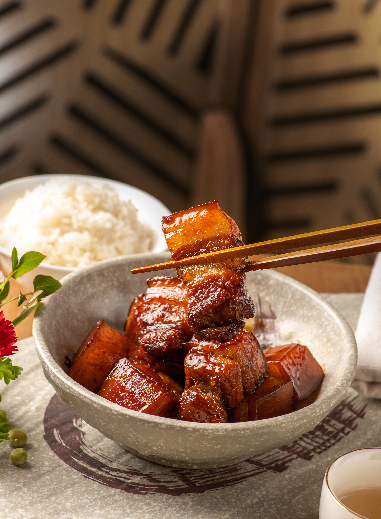 在川菜的热烈与麻辣中,红烧排骨以其色泽红亮,肉质酥软,味道浓郁而独