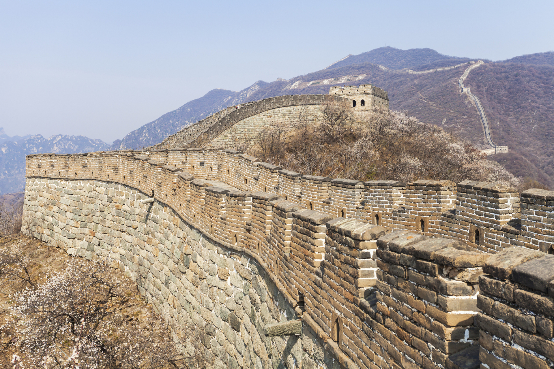 虎山长城位于辽宁省丹东市,是万里长城的东端起点,有"万里长城第一步"