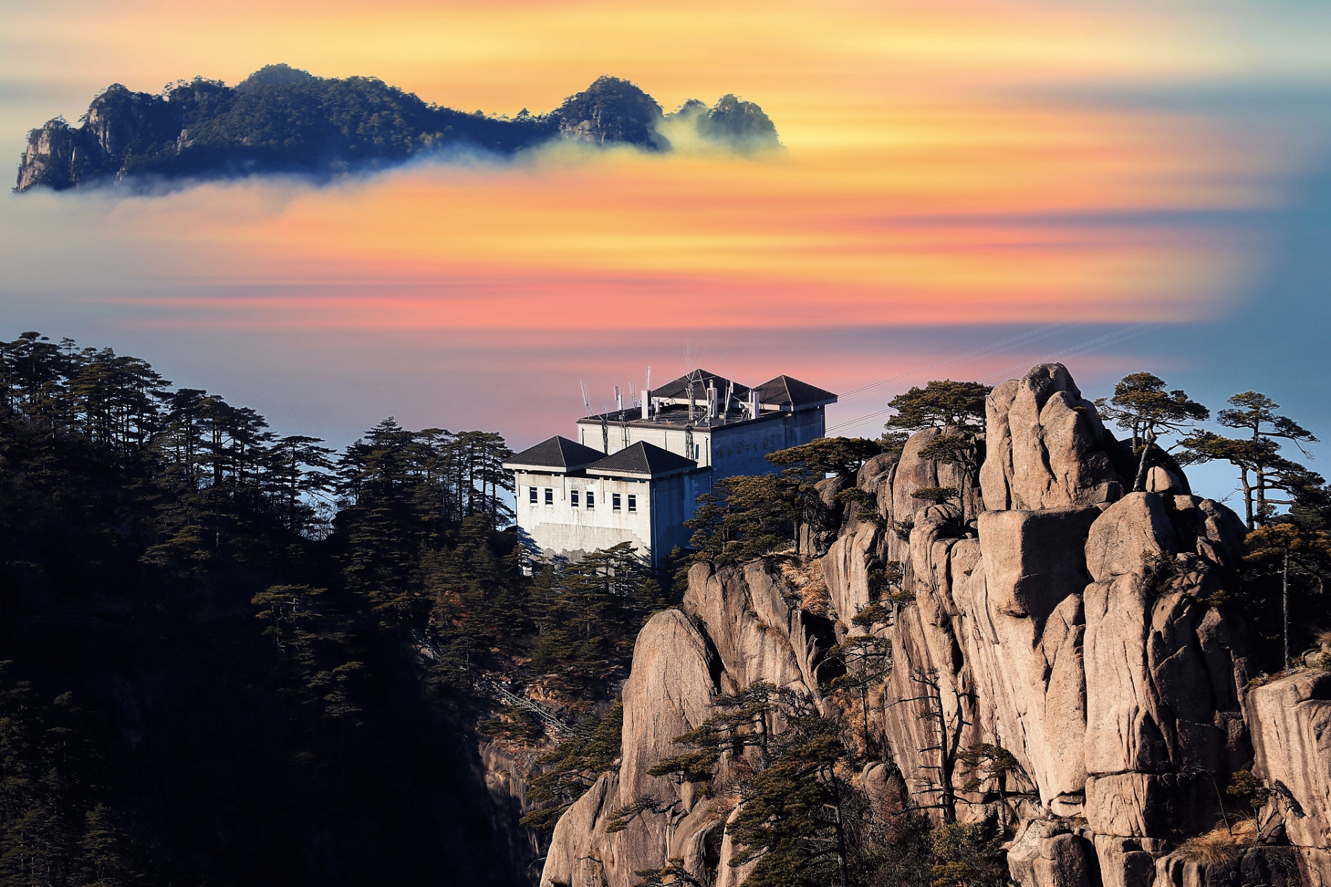 九华山,位于中国安徽省池州市的东南部,是一座充满神秘色彩和丰富文化