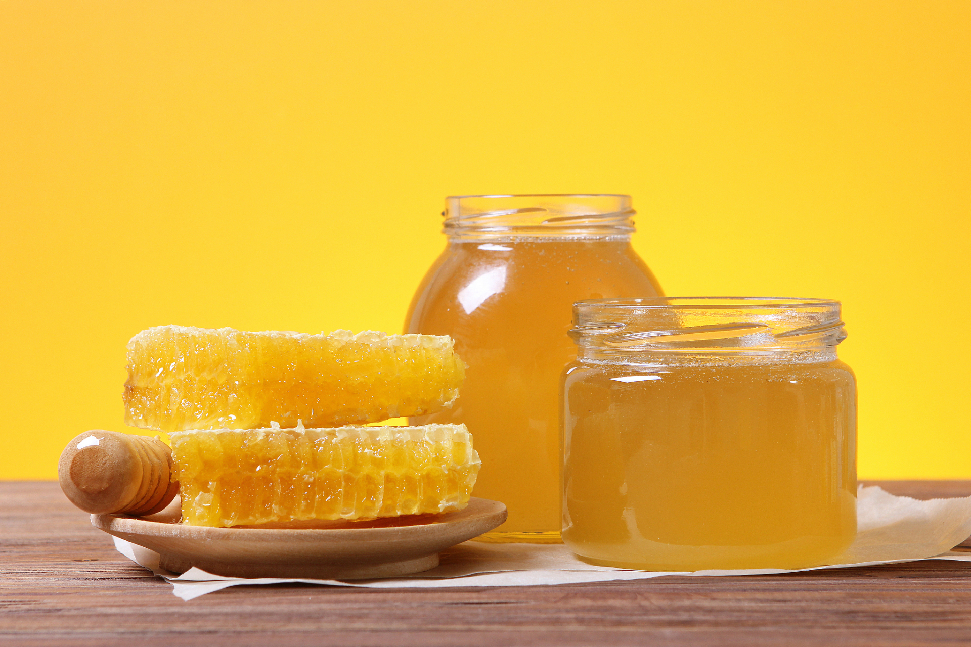 鉴别真正的蜂蜜需观察外观,闻气味,品尝口感,并注意标签和认证标识.