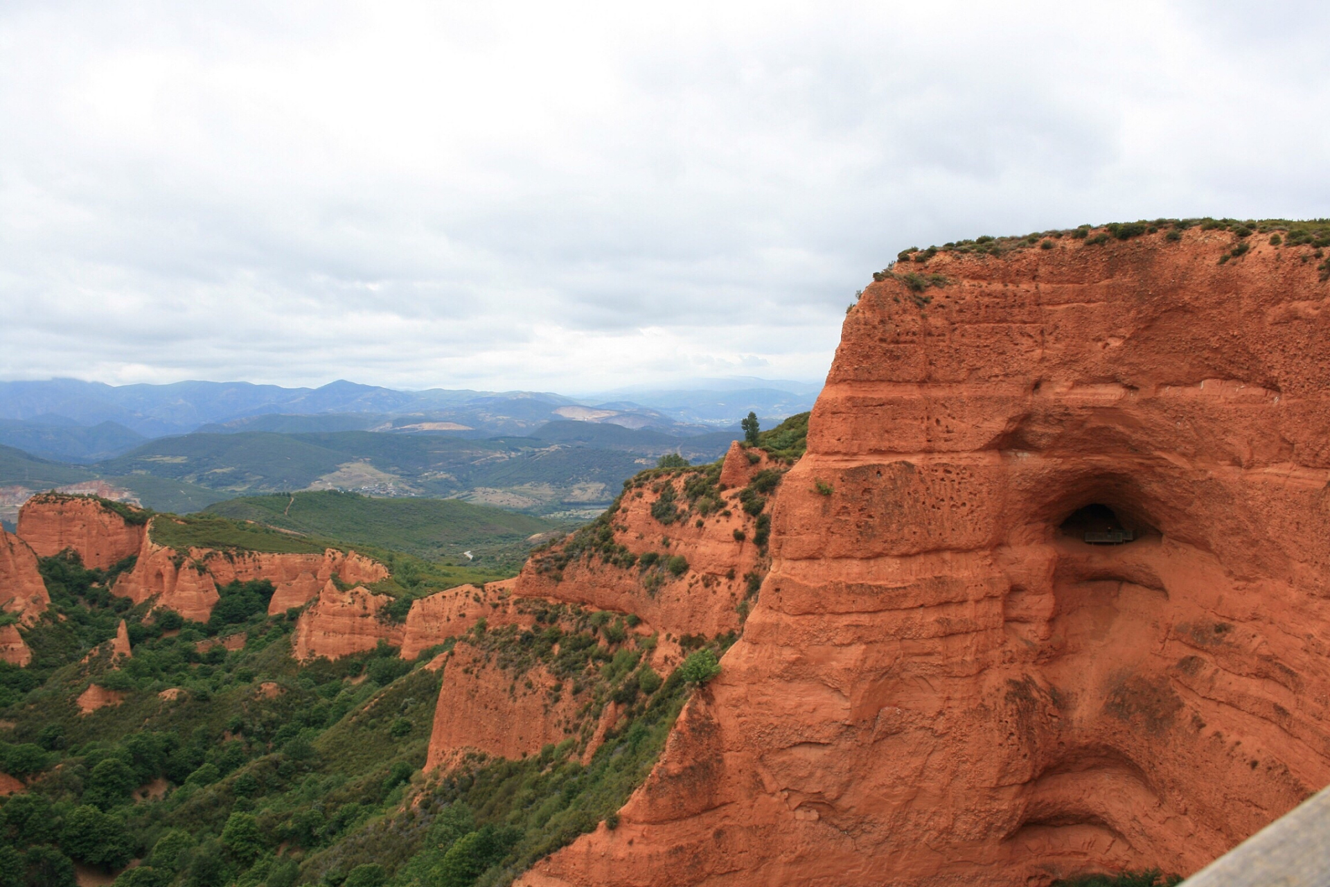 位于宁夏固原市西吉县城北边15公里的火石寨乡,这个地方有着让人震撼