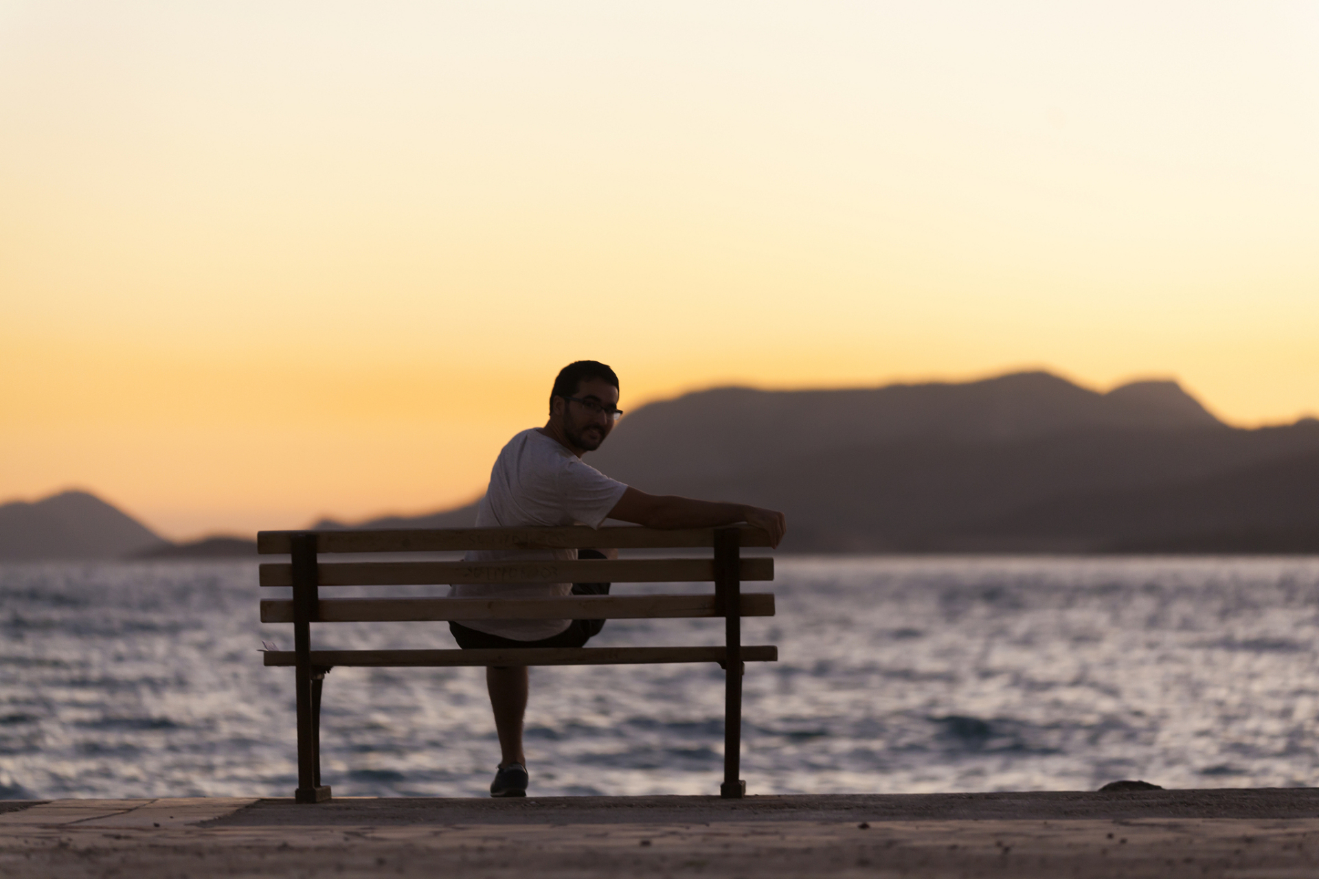 他们可能更喜欢独自思考和解决问题,而不是与他人分享或进行交流