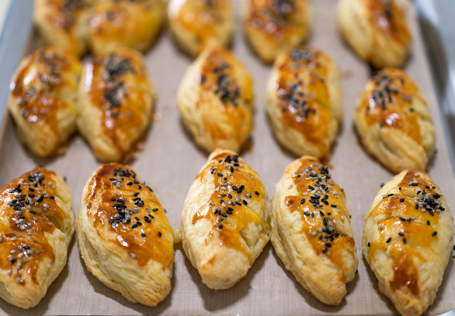 陆游带你游崇州# 射洪彭饼子是遂宁射洪当地特有的名小吃,创建于筛鲻