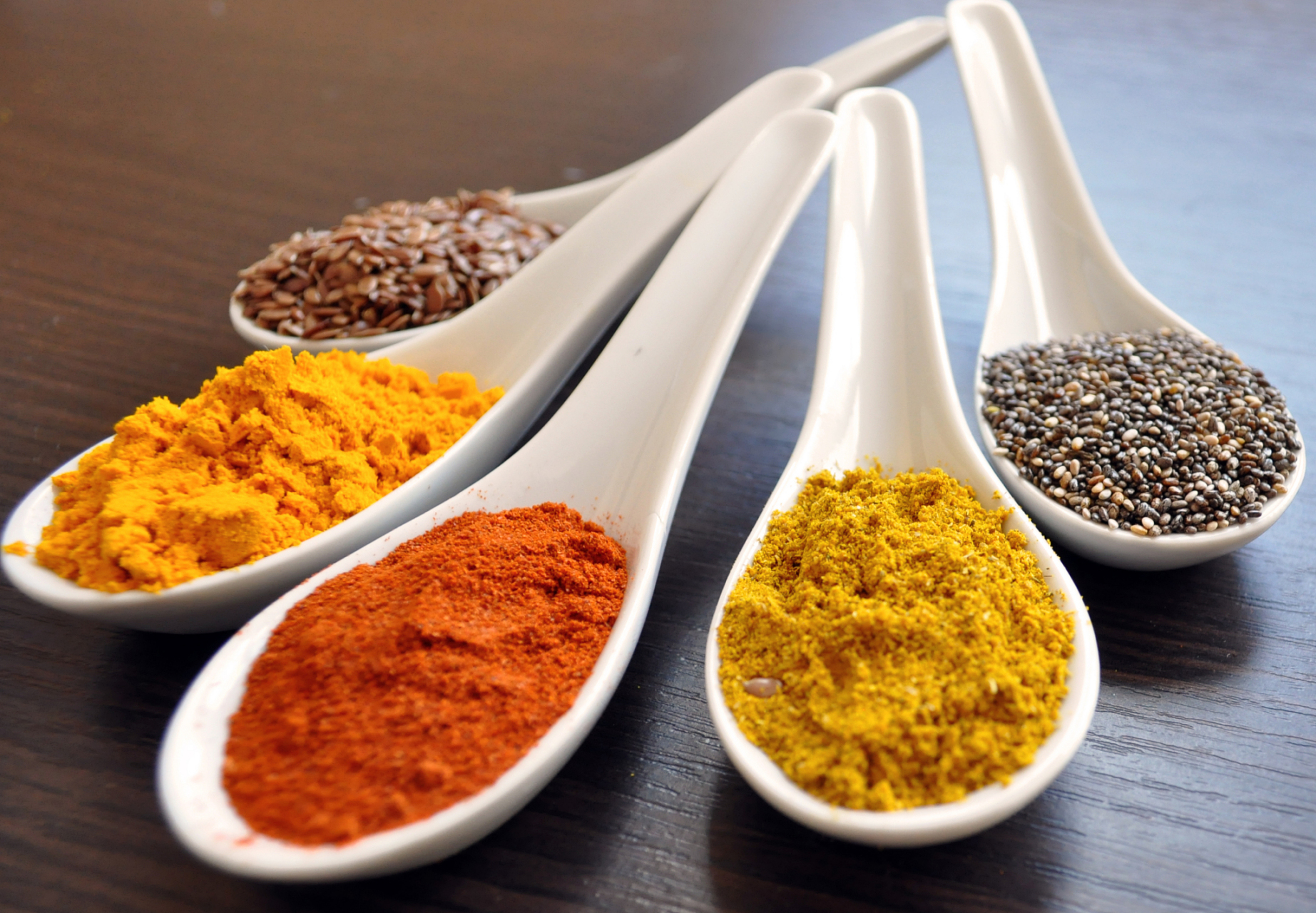 然而,使用五香香料时需要注意适量,避免对身体造成负担.