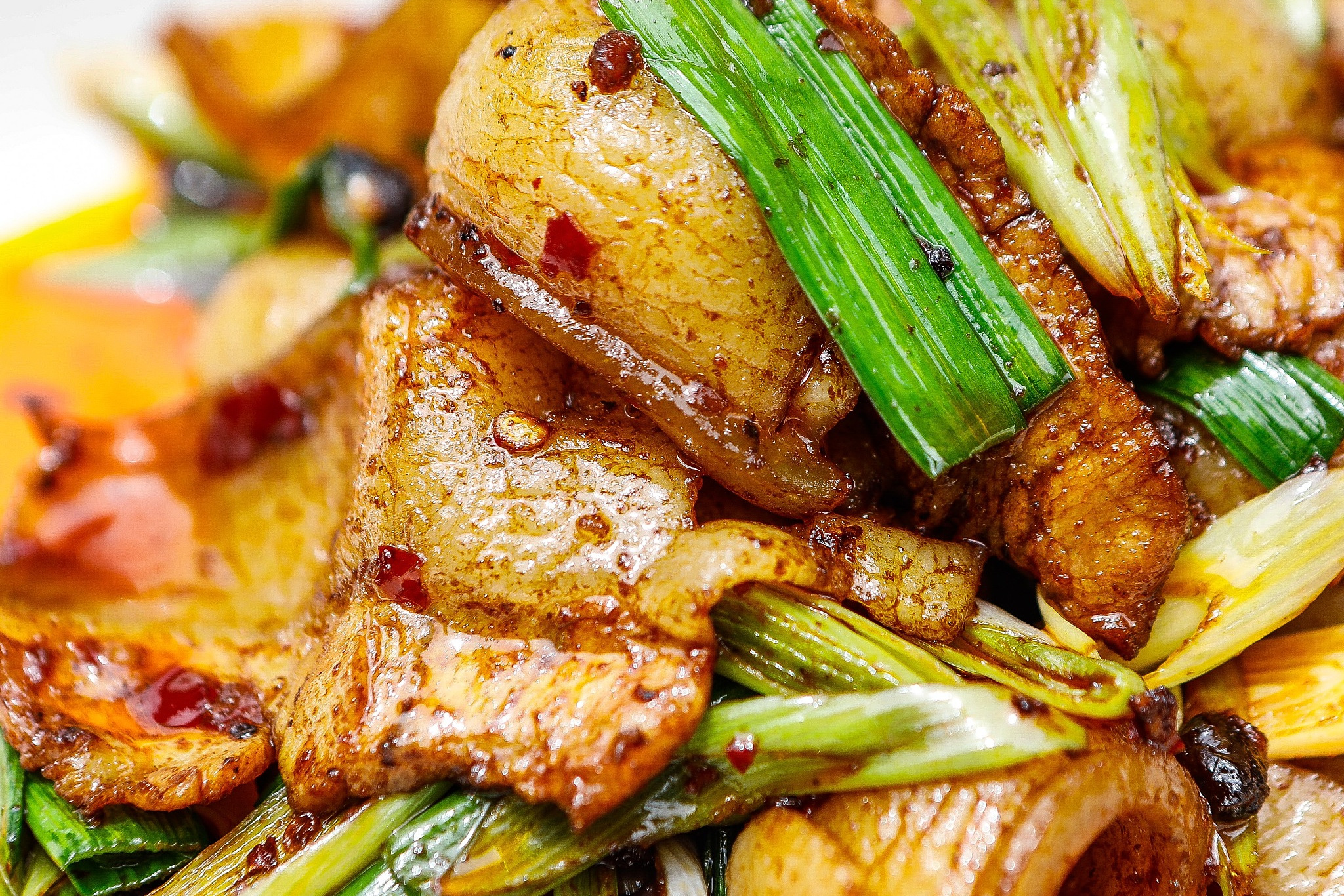 回锅肉盖饭是四川经典川菜,以五花肉,米饭和蔬菜为主要材料,经过爆炒