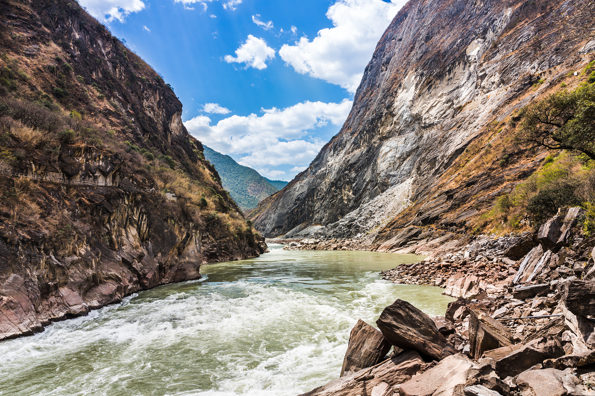 丽江市的虎跳峡大桥秋季的自然景色如何?