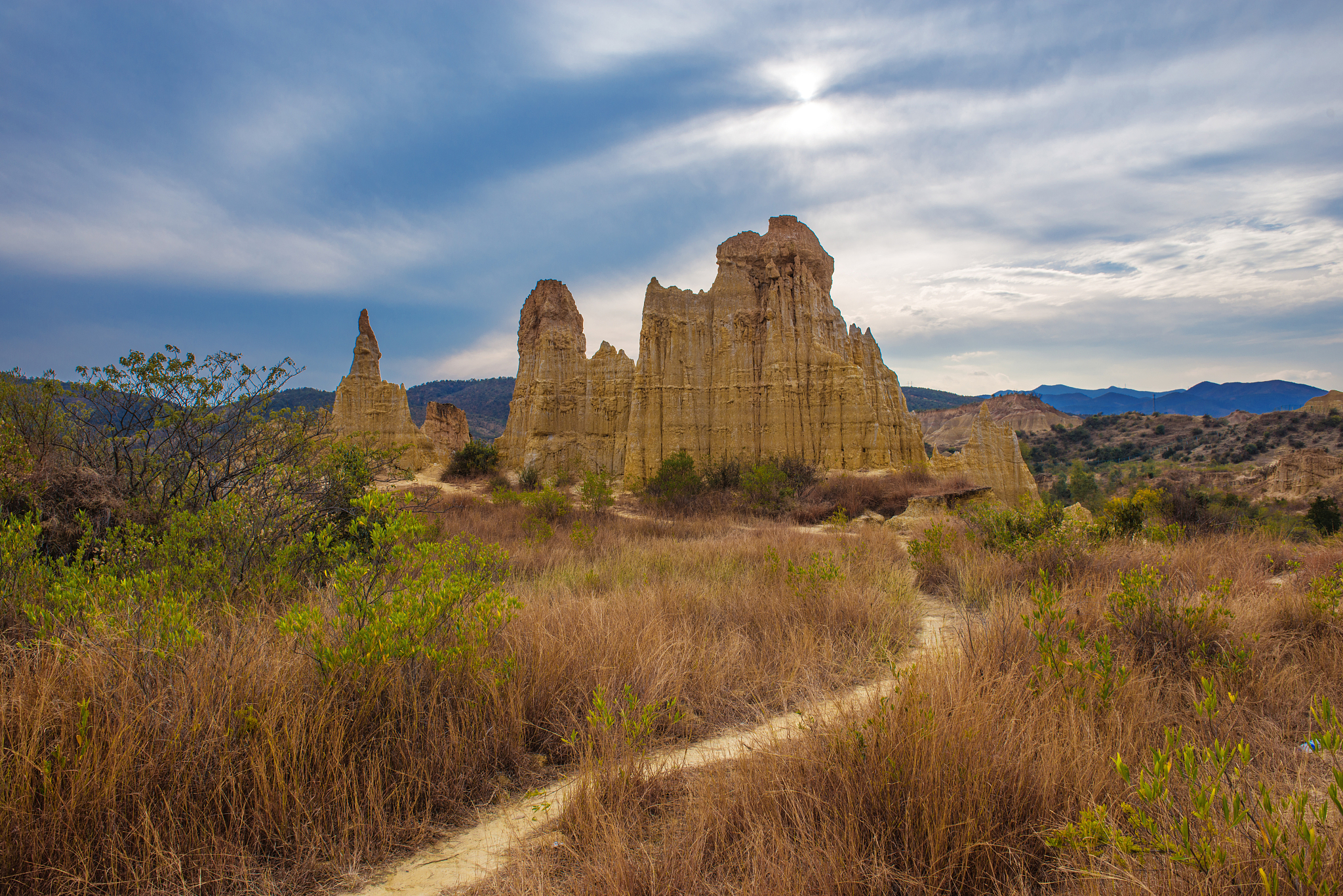 元谋旅游攻略:元谋土林风景名胜区,丙间村原始部落风景区,飞来石和腊