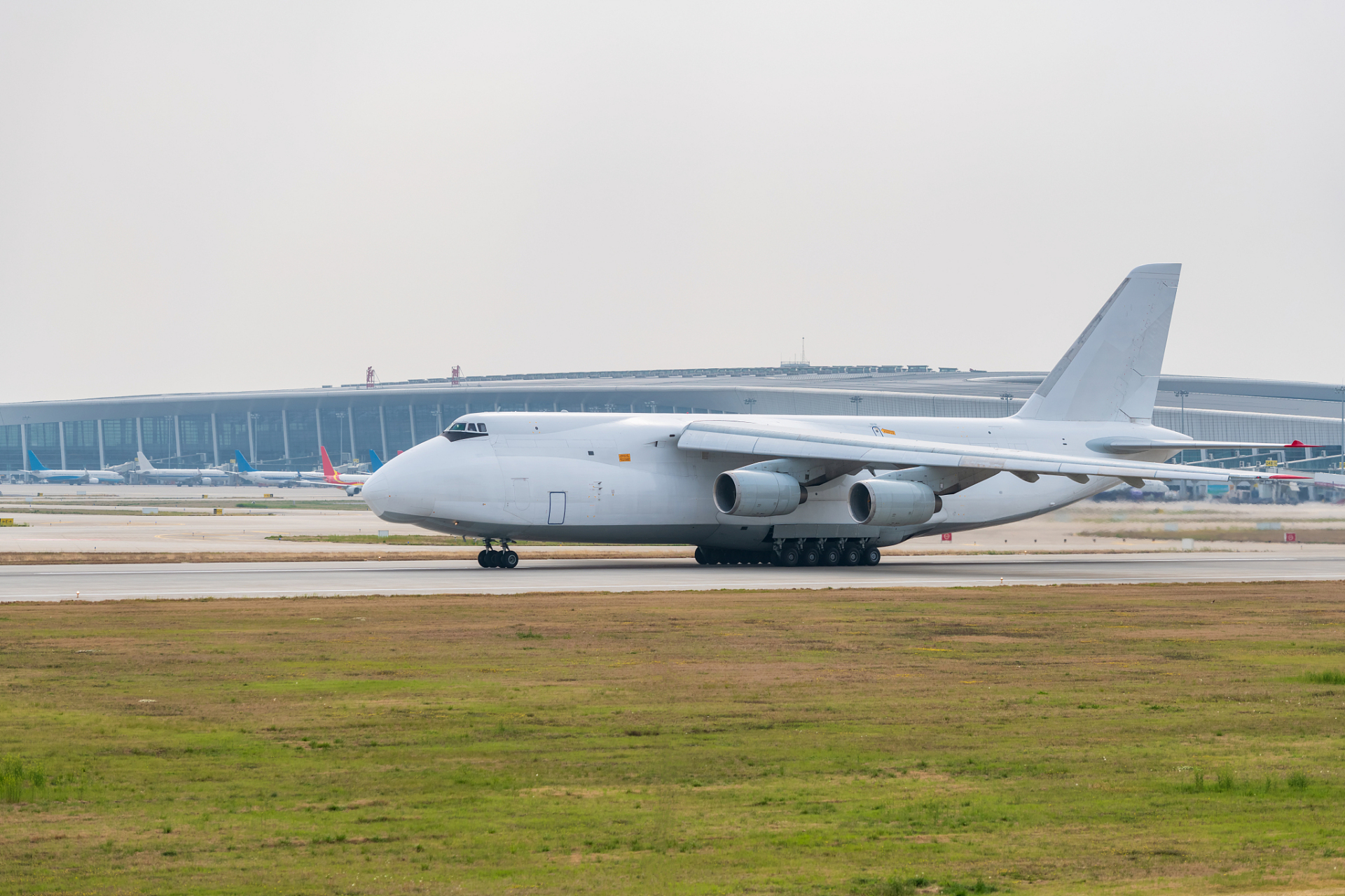 最新消息:加拿大将扣留俄罗斯的安-124战略运输机移交给乌克兰.