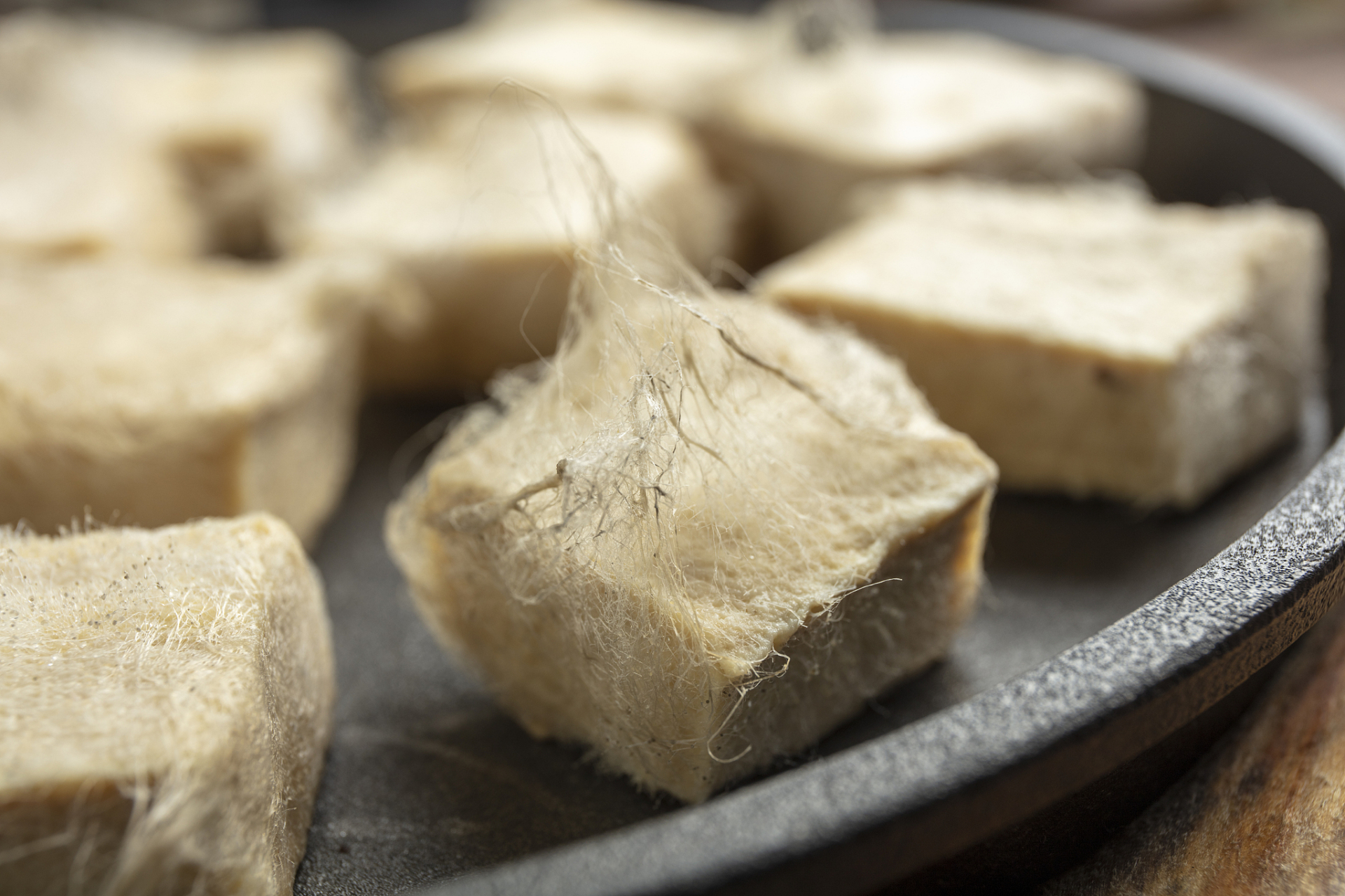 毛豆腐的制作过程相对繁琐,需要进行多次发酵和加工.
