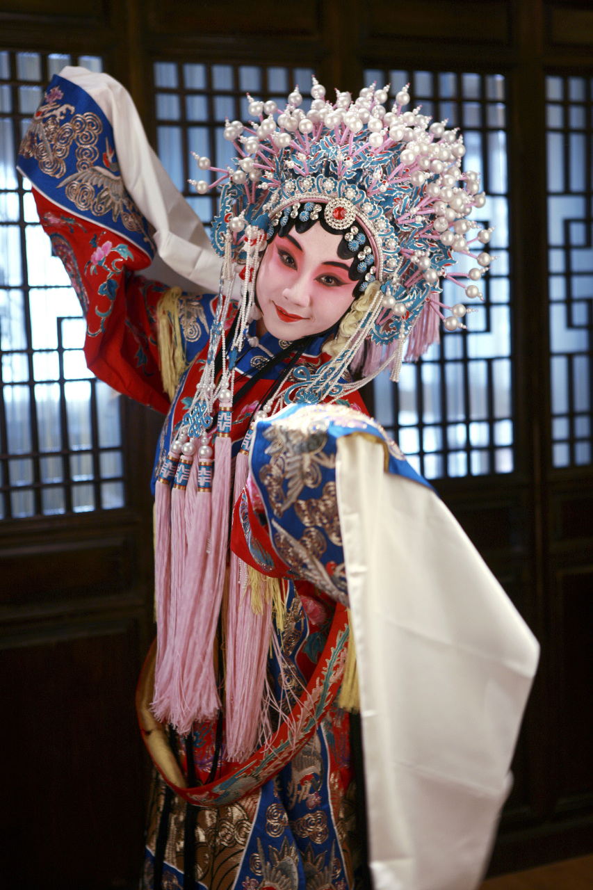 中国传统戏曲中,花旦与青衣是两个璀璨的角色.