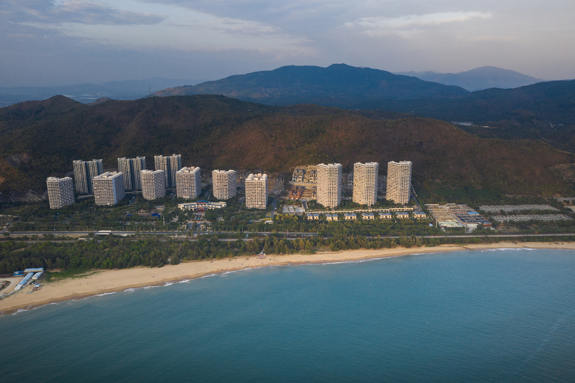 嬉行记# 三亚半山半岛吉庆广场是一个令人心旷神怡的地方,其由来源于