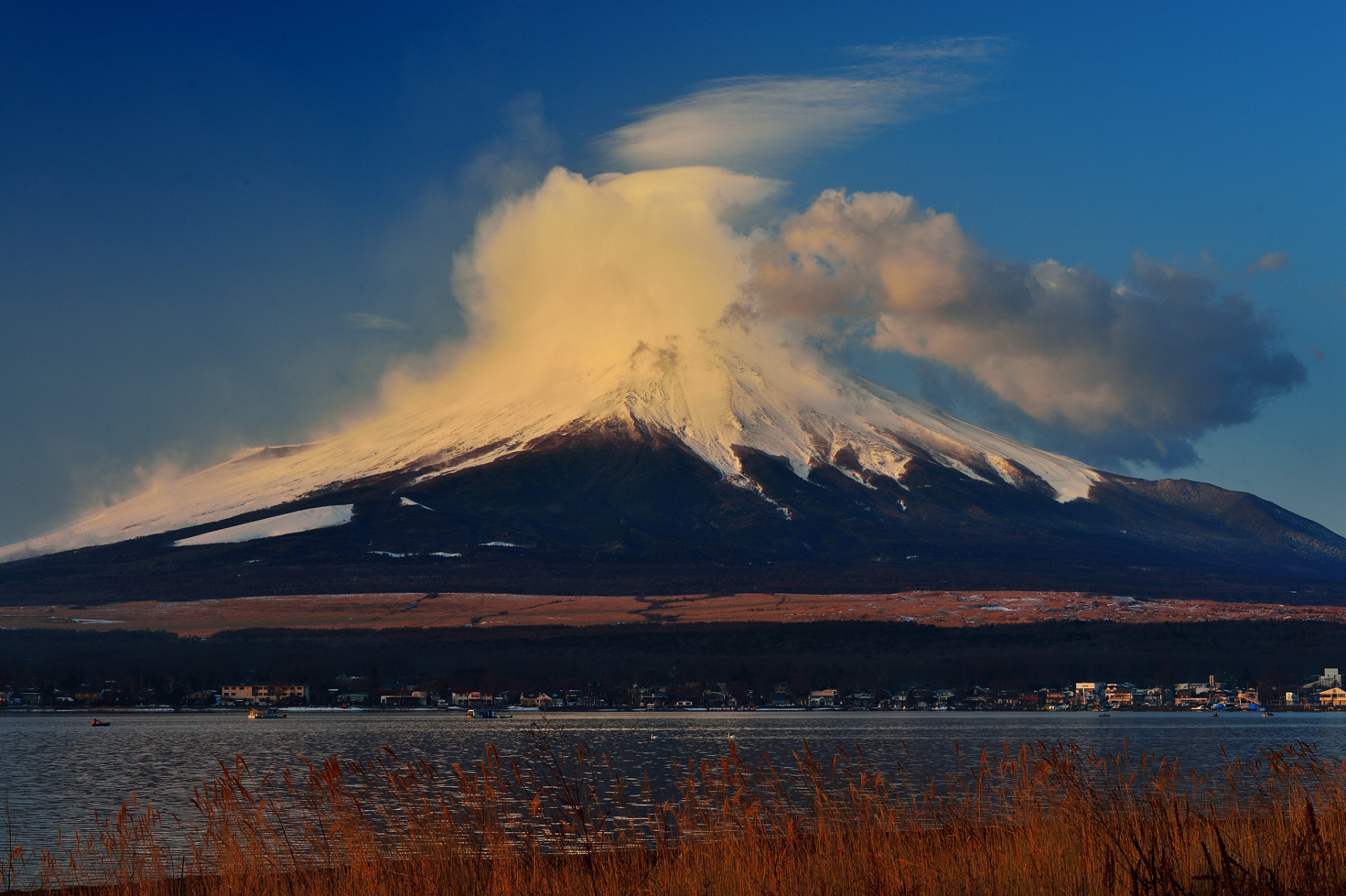 富士山是日本本州岛静冈县和山梨县之间的活火山,主峰海拔3775.