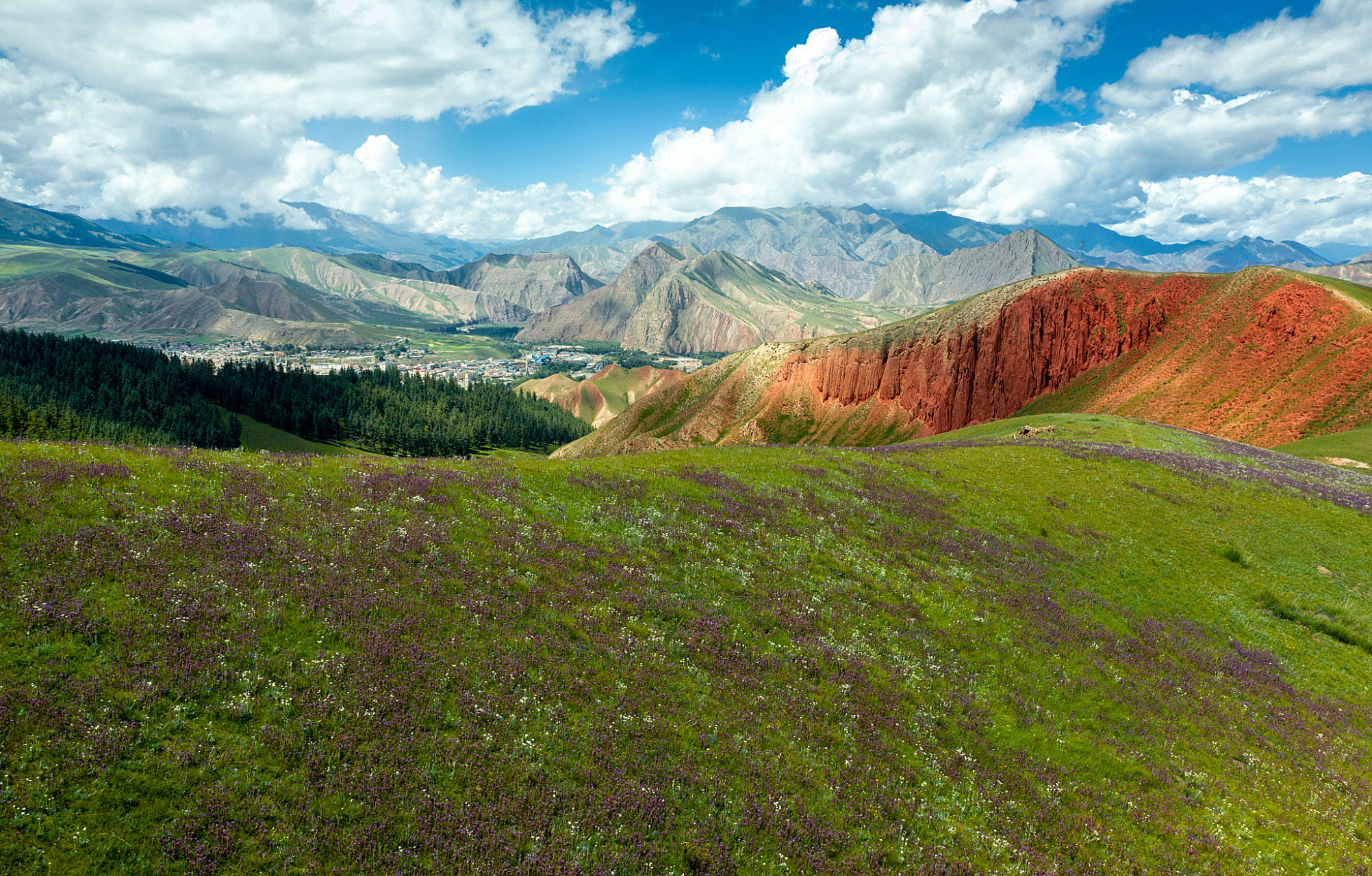 卓尔山景区位于青海省祁连县八宝镇,与神秘的阿咪东索隔河相望.