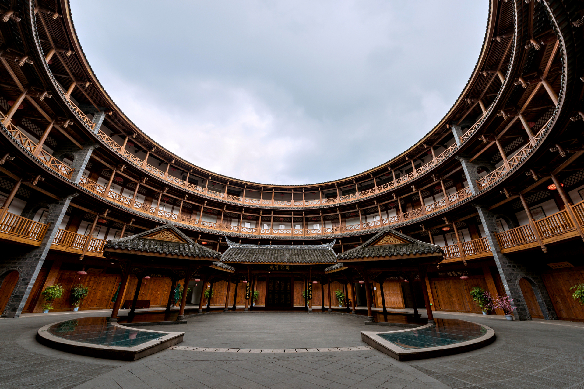 福建位于中国东南沿海地区,拥有丰富的自然景观和人文景观.