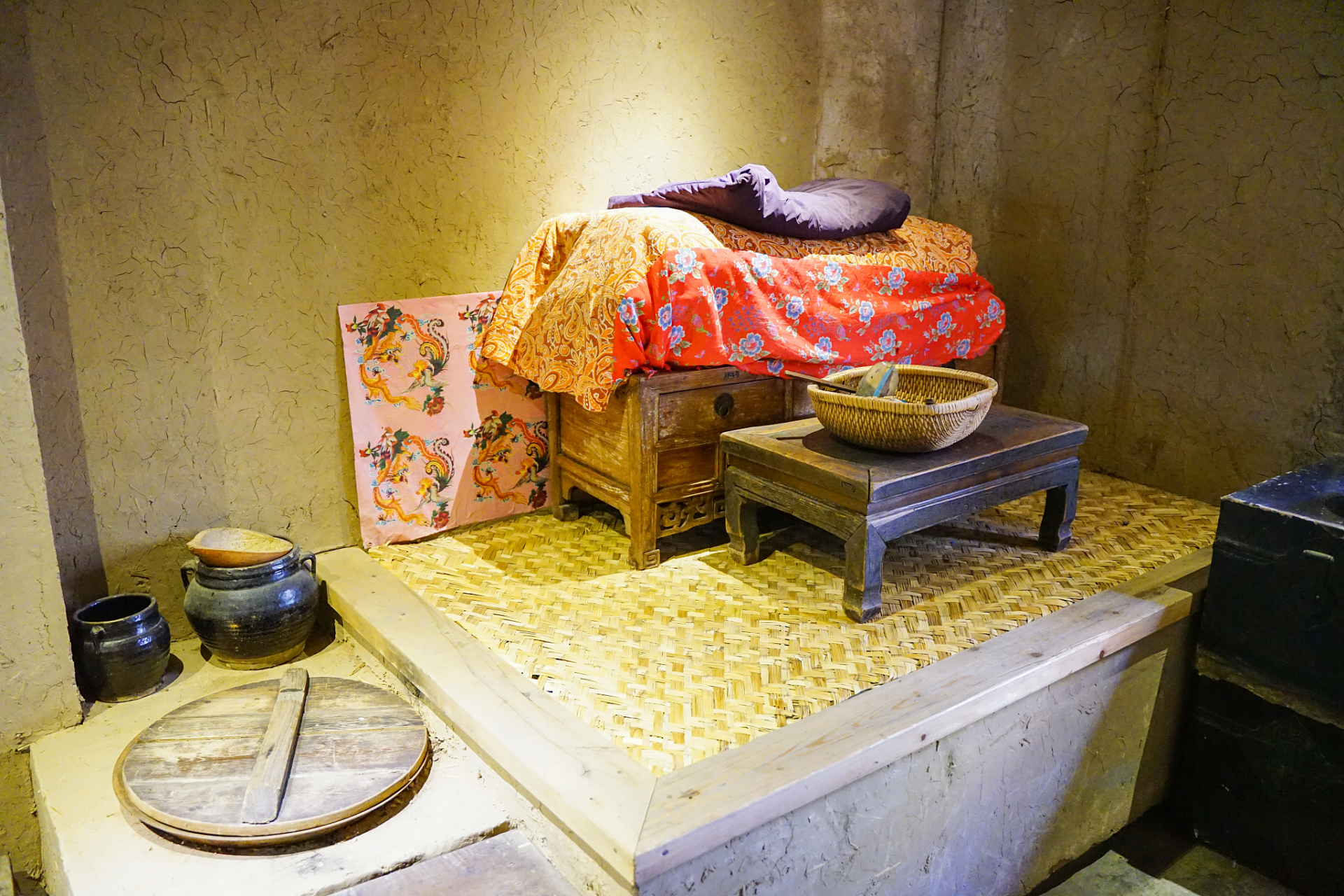 乡村土炕在中国已有几千年的历史,是历代北方农家必备的设施.