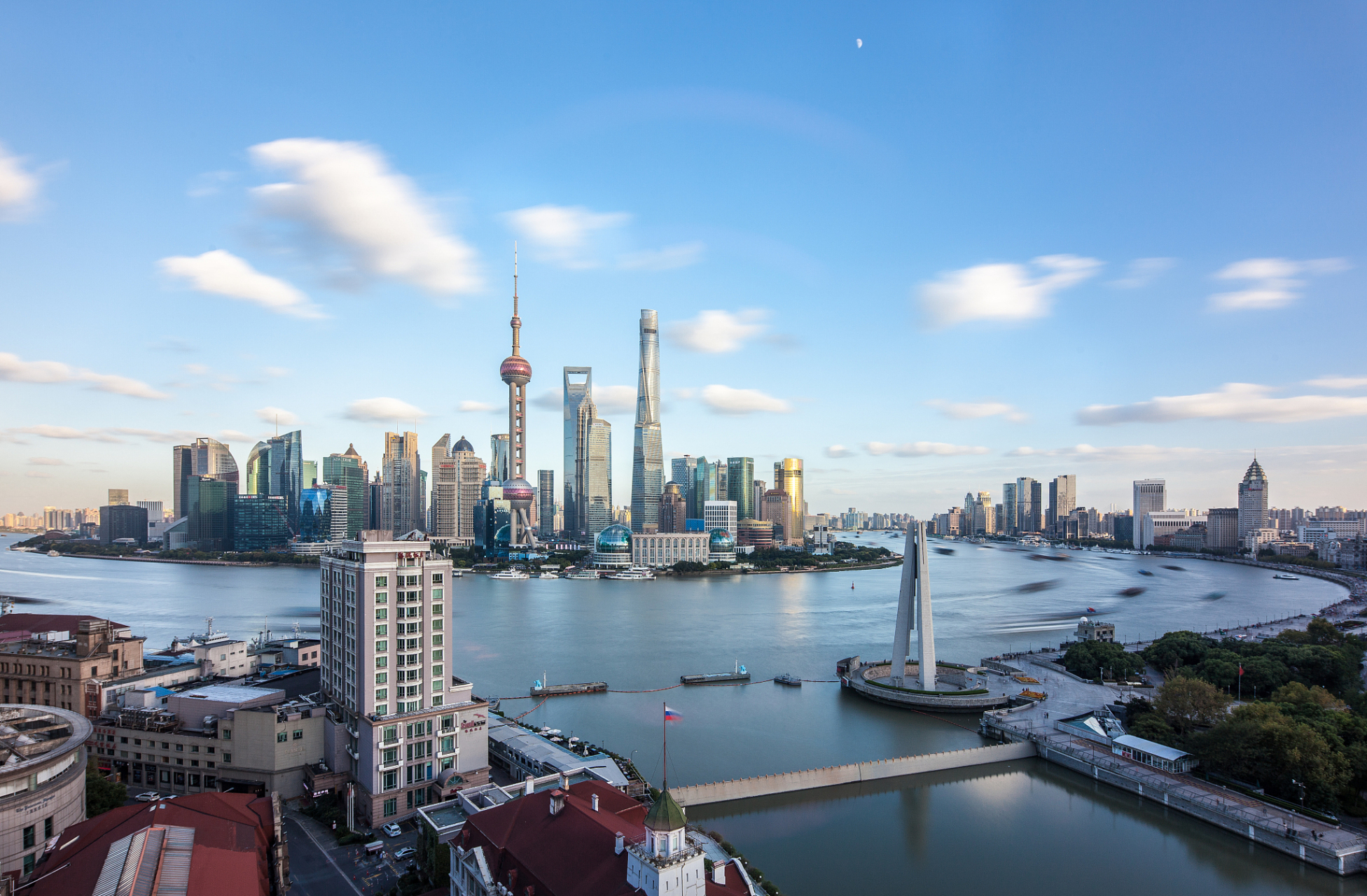 外滩(英文:the bund),位于上海市中心黄浦区的黄浦江畔,即外黄浦滩