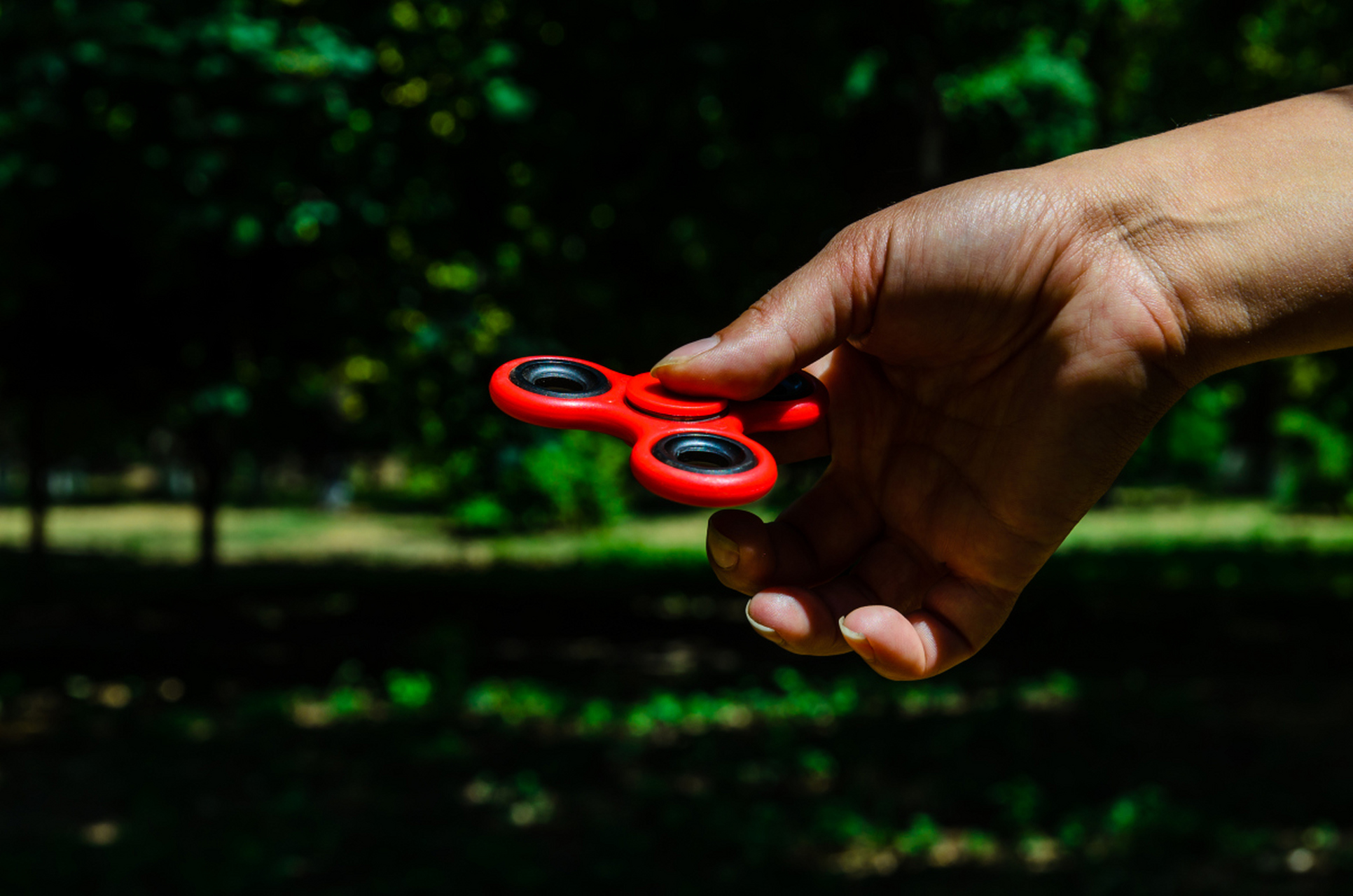 手拉陀螺是一种传统玩具,由陀螺体和拉绳组成.