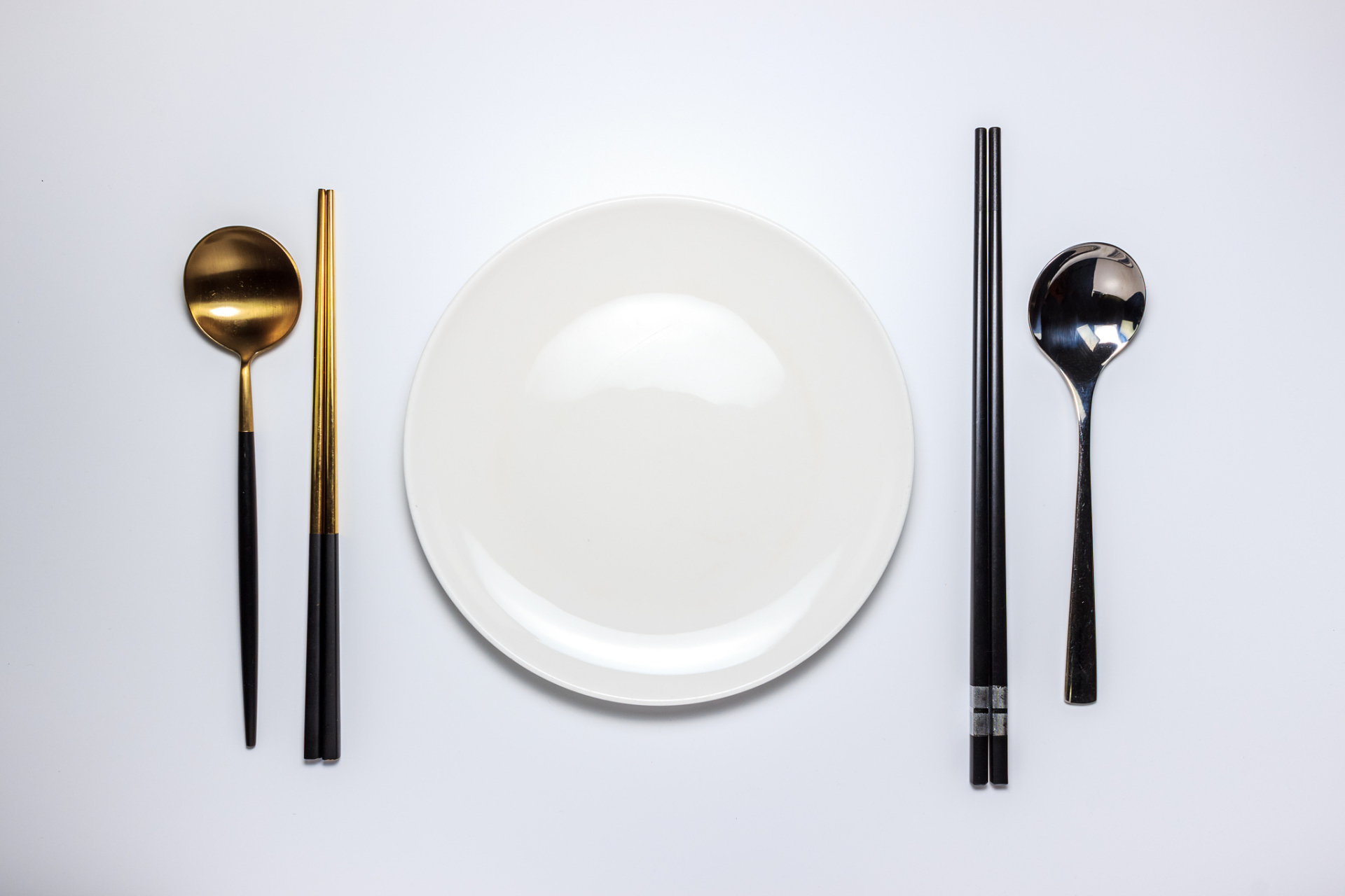 国学文化小故事:餐桌礼仪之餐具使用 餐具使用是用餐礼仪中的关键方面