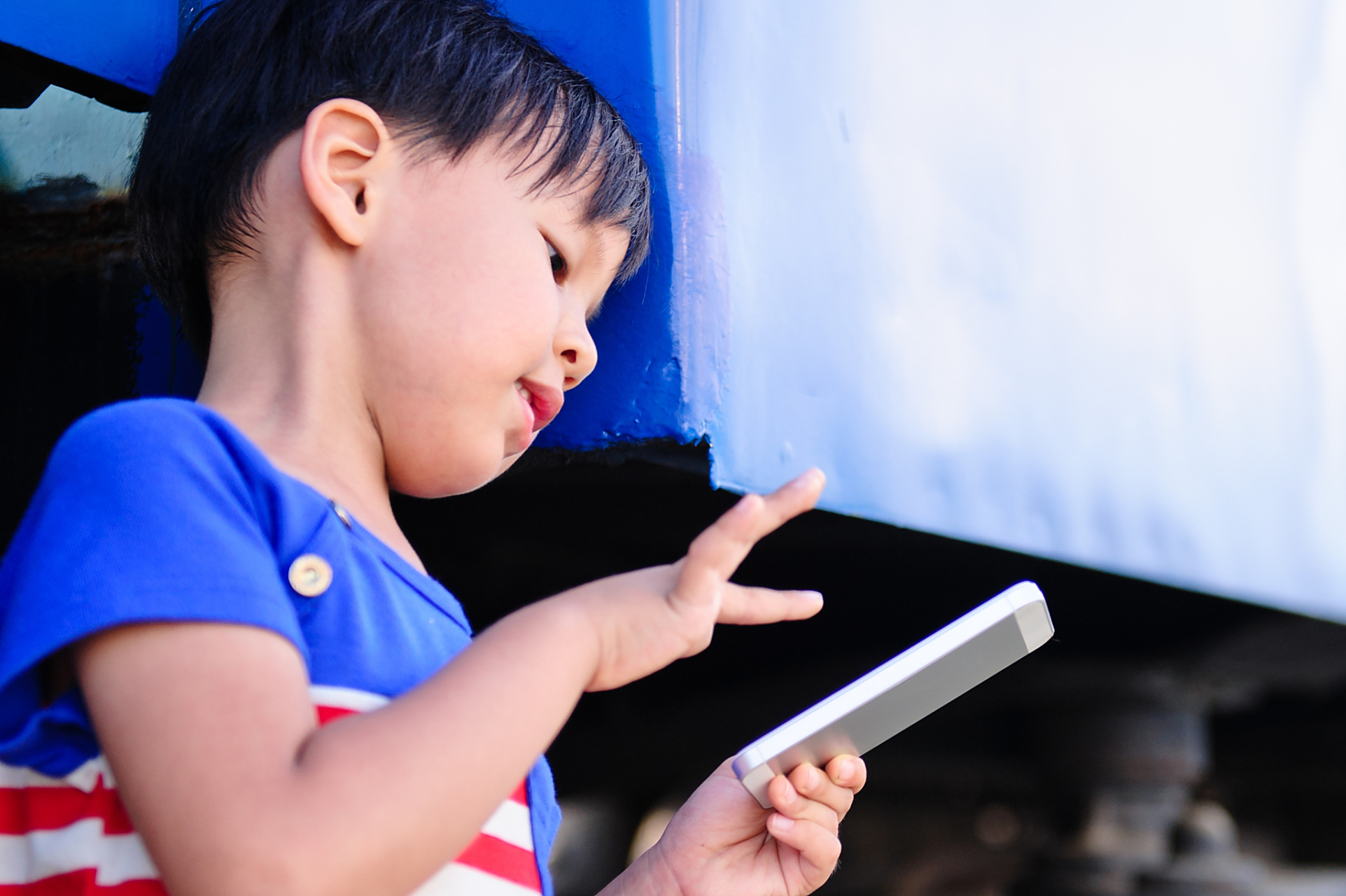 我朋友老公抢了儿子手机,结果大吵一架,关系恶化.为啥呢?