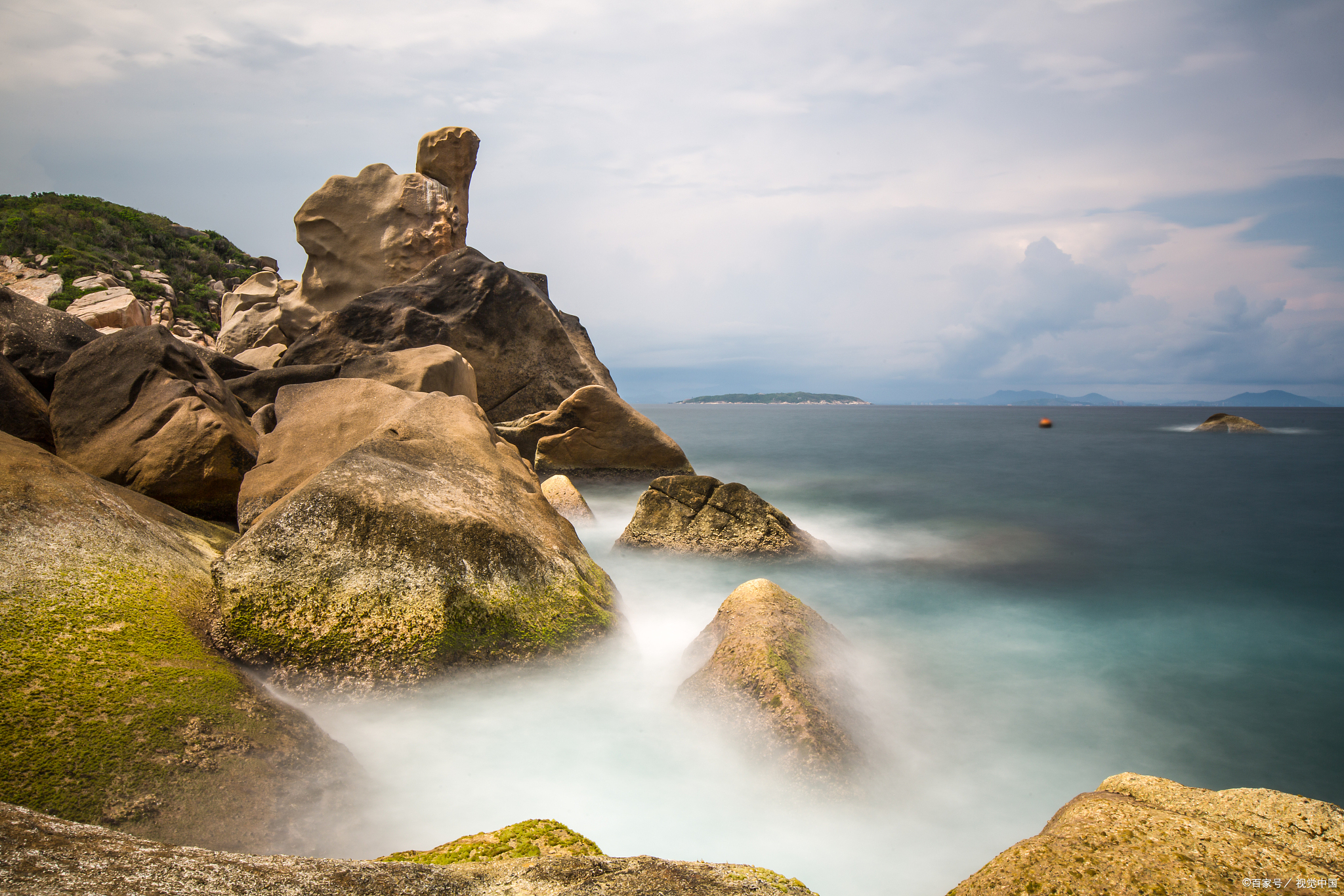 东海仙境景区:以蓝眼泪闻名,夜晚海岸边泛起蓝色的
