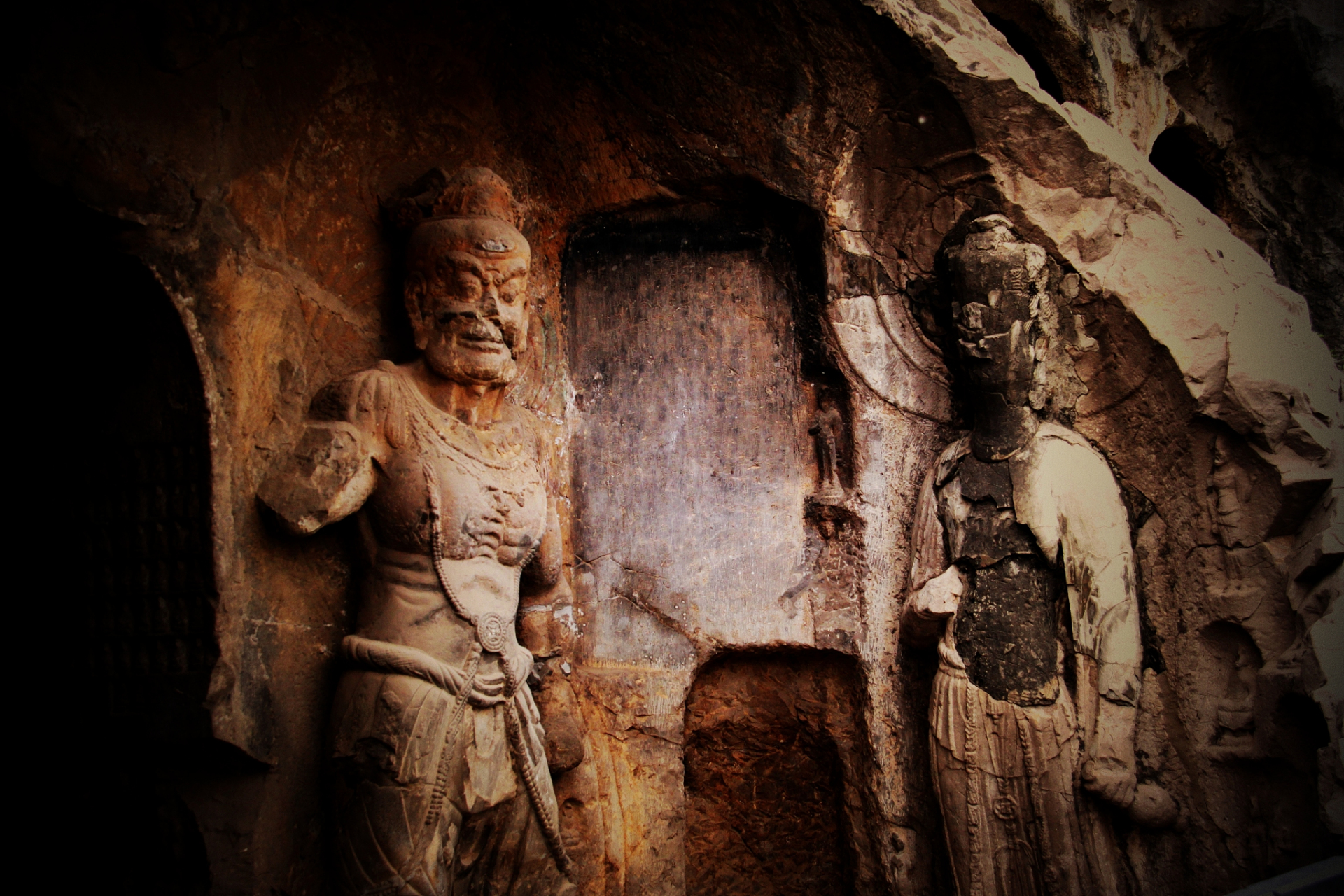 在浙江省衢州市龙游县,四位村民抽水时意外发现了一处庞大的地下石窟