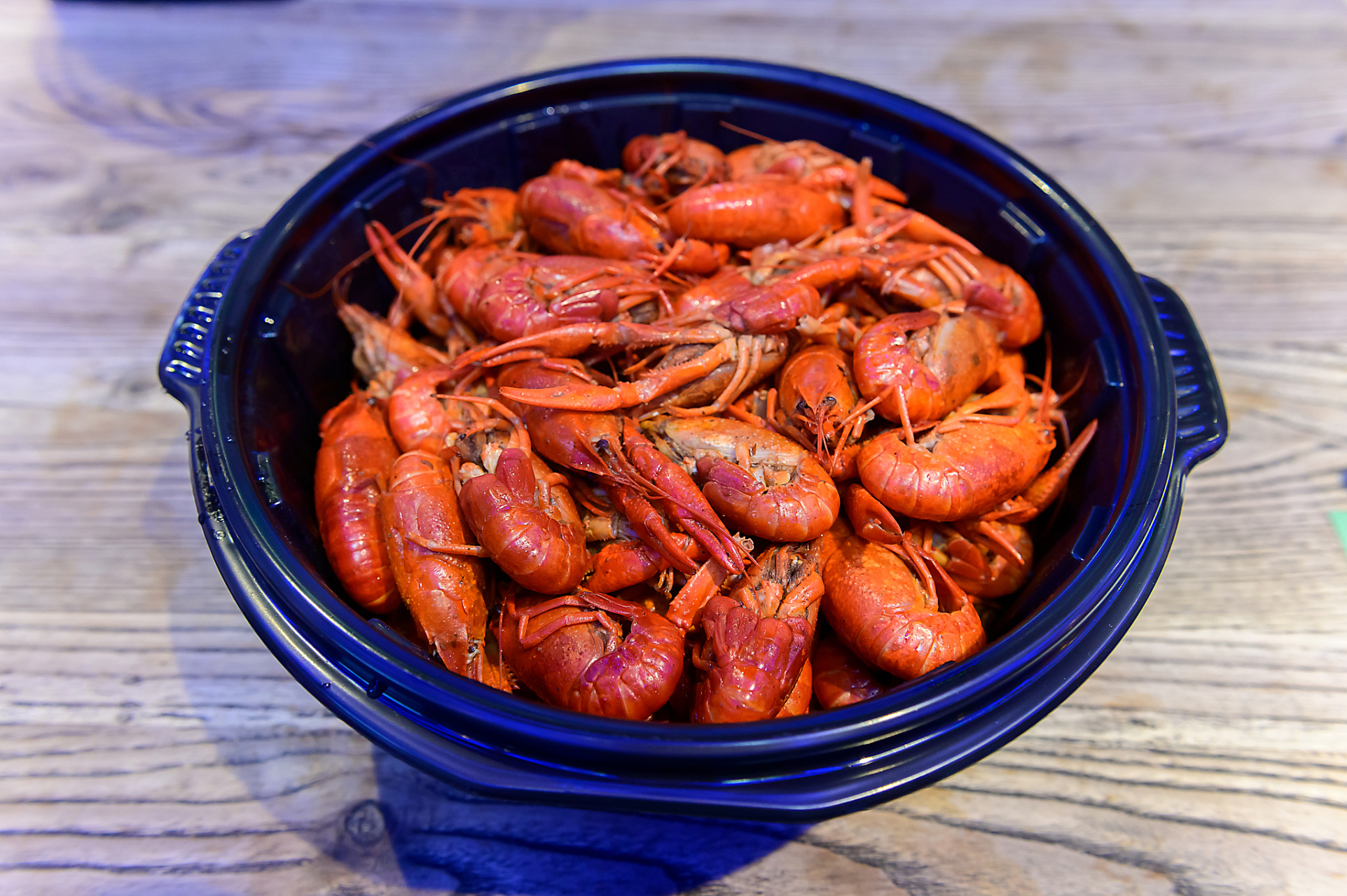 首先,我们需要准备食材:小龙虾,蒜瓣,姜,辣椒,生抽,老抽,料酒,糖,盐
