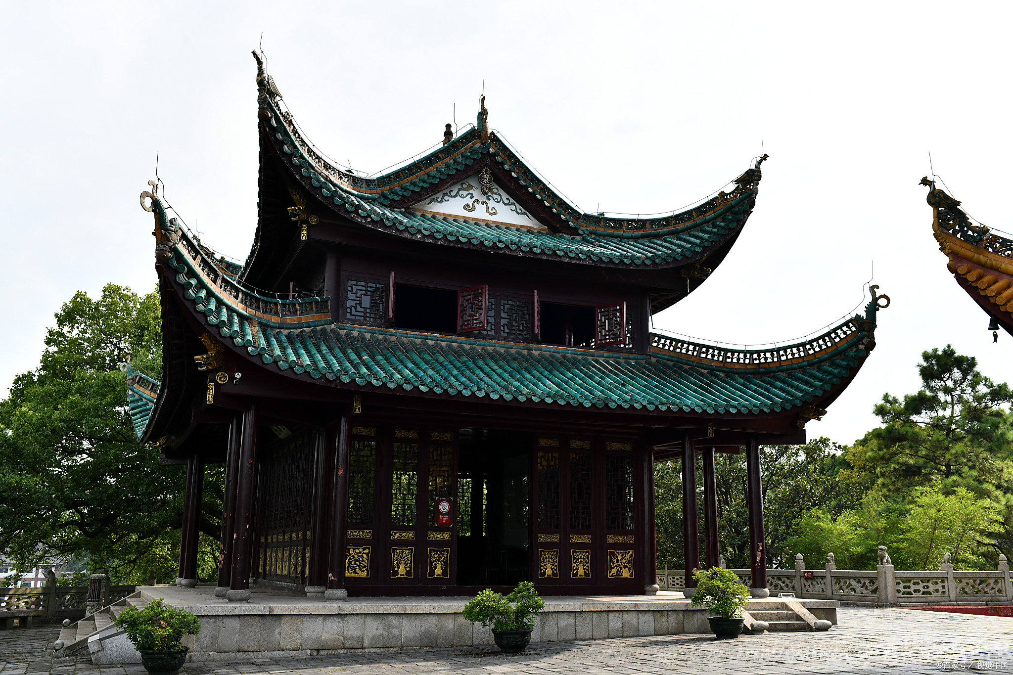 岳阳楼,那是一座矗立在湖南省岳阳市古城西门之上的壮丽古城楼,背靠