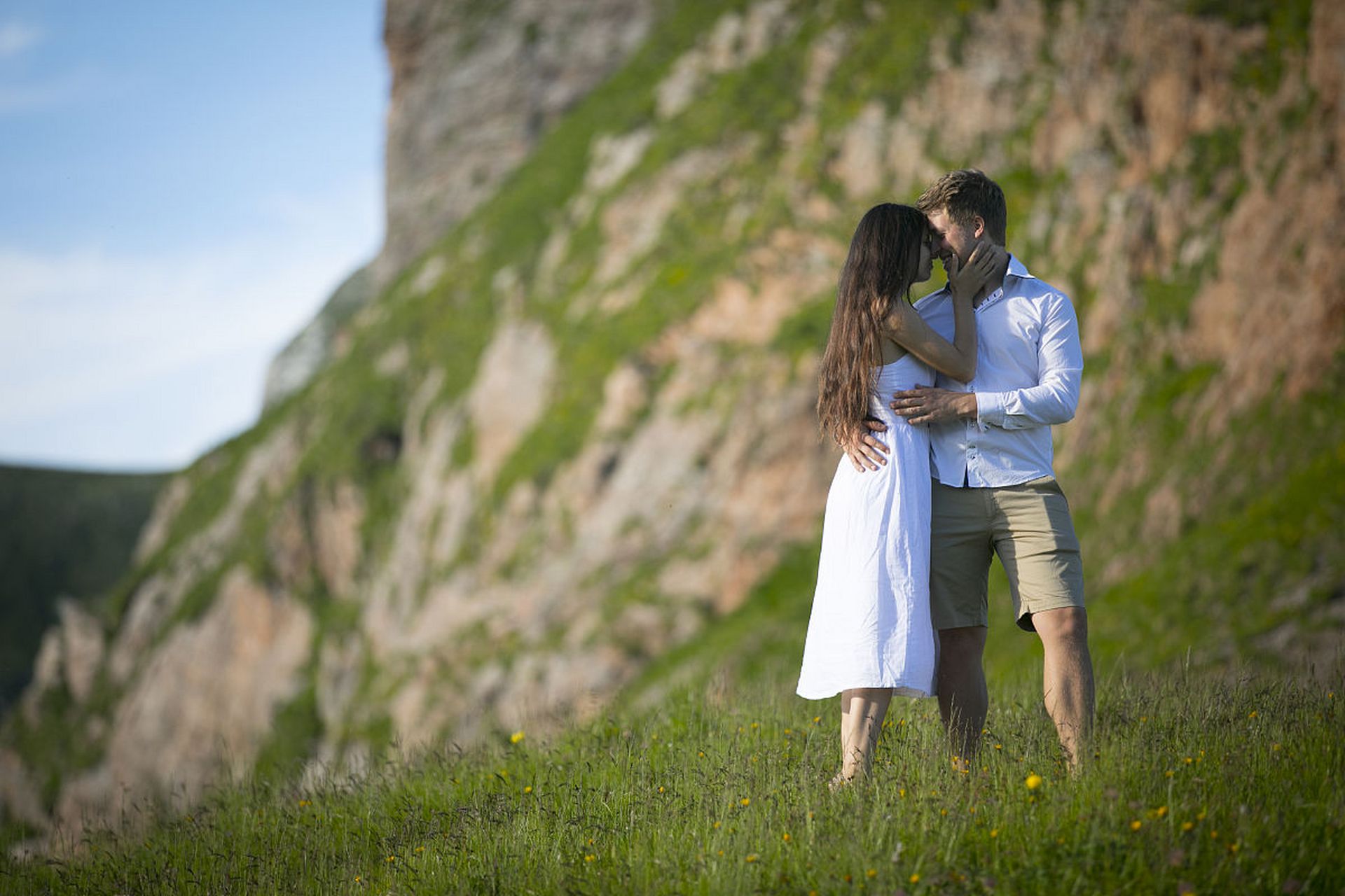 他们彼此深爱着,一直相信他们的爱情可以克服一切困难.