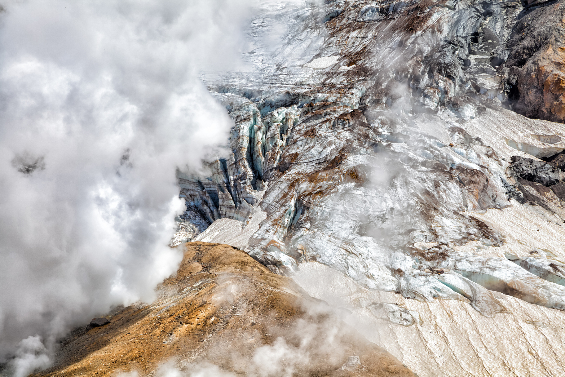 近日网上都在报道:"游客新疆旅游拍下雪崩全过程".