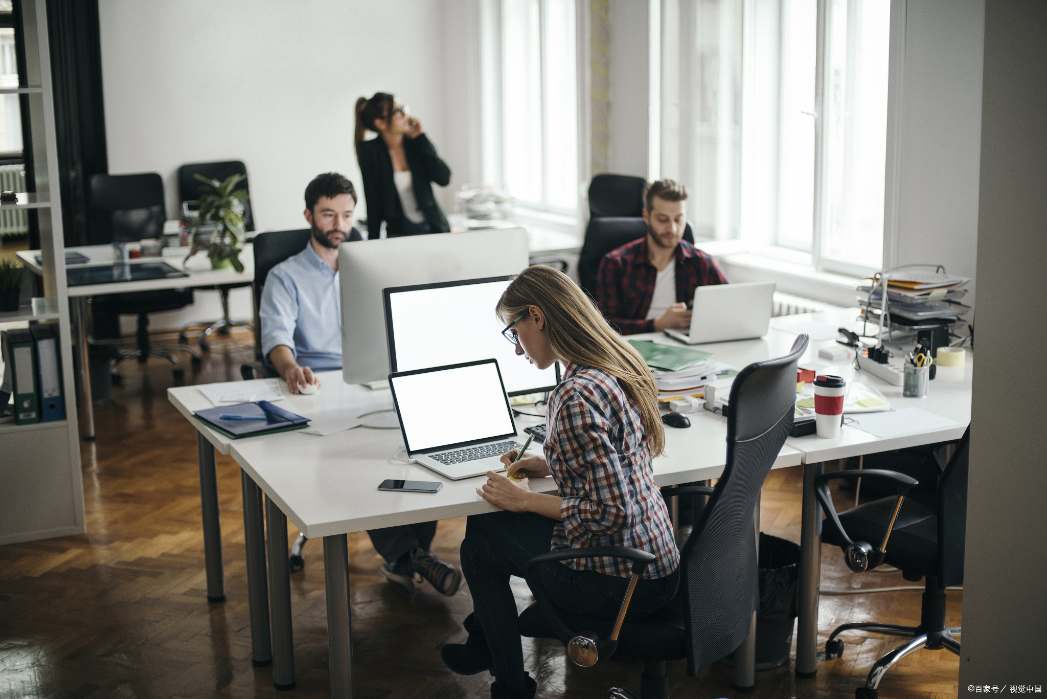 办公室里只剩下我和一个很漂亮的女同事.