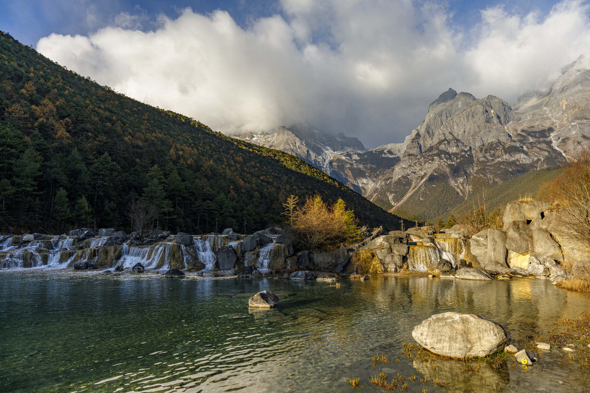 以世界上最深的9999雅鲁藏布江大峡谷著称于世,并有世界上落差最