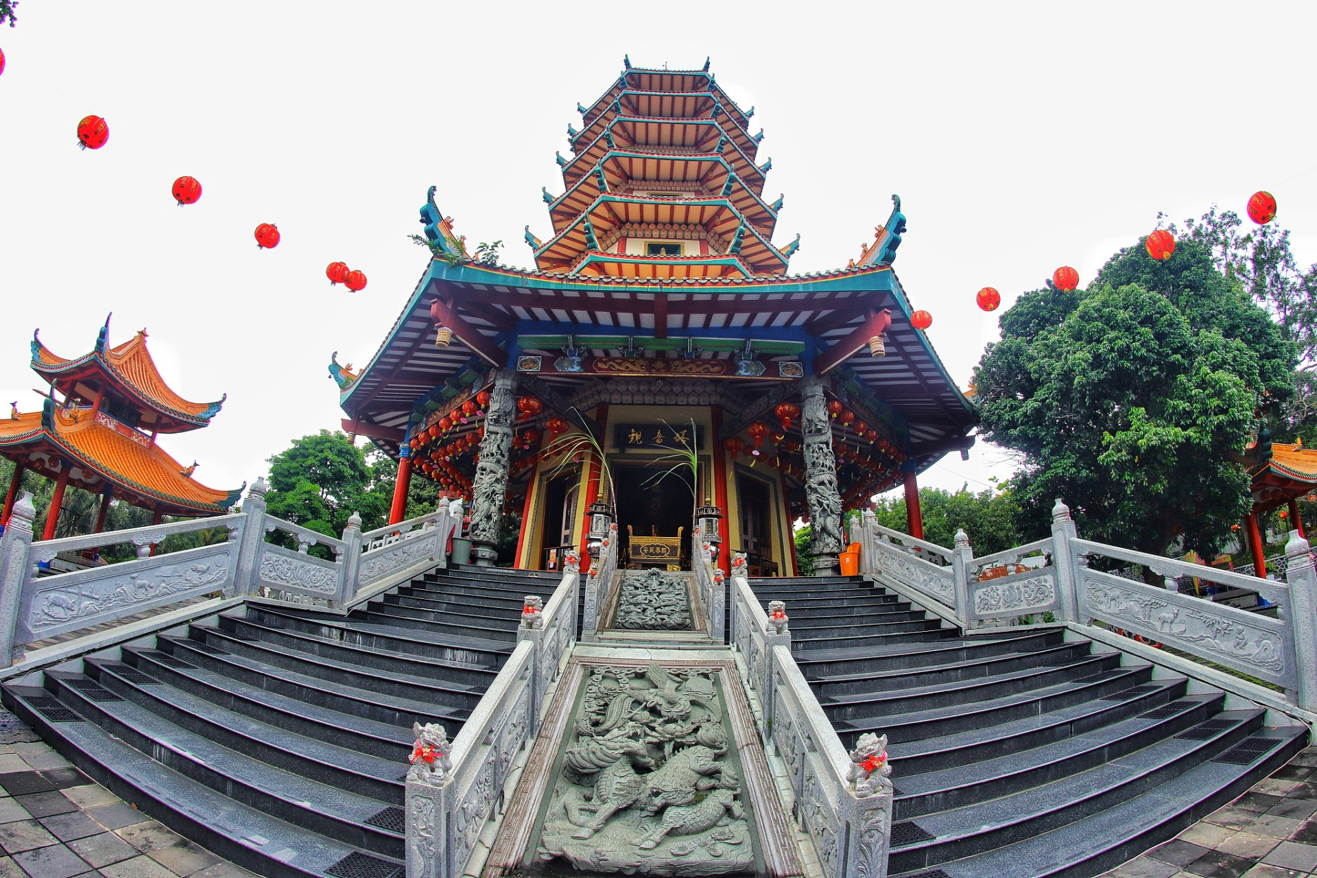 金华山:这是一个以道教文化为主题的旅游景点,位于射洪市北部.