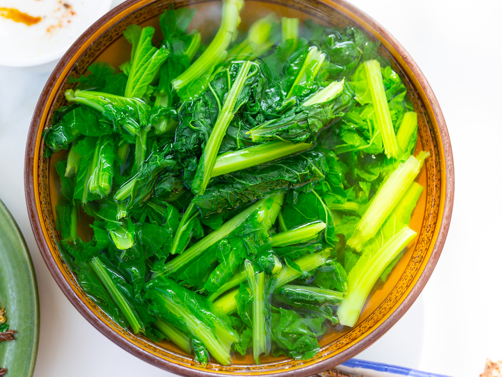 烹饪过程中需将板蓝根洗净切成段,将猪肉片用料酒,生抽,盐,糖,胡椒粉