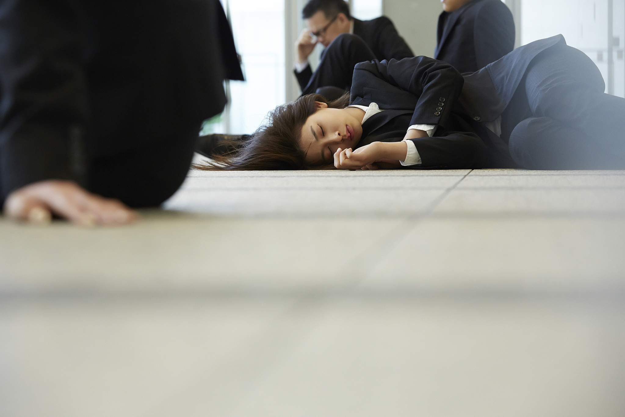 她的离世,让无数网友痛心疾首,更让我们深思:现代职场压力究竟有多大?