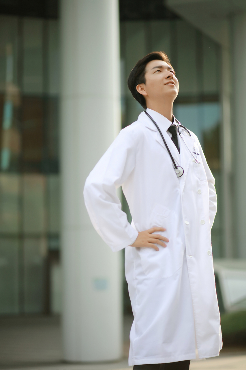 近期,一则关于靳东披上白大褂出演援外医生的消息引起了广泛关注.
