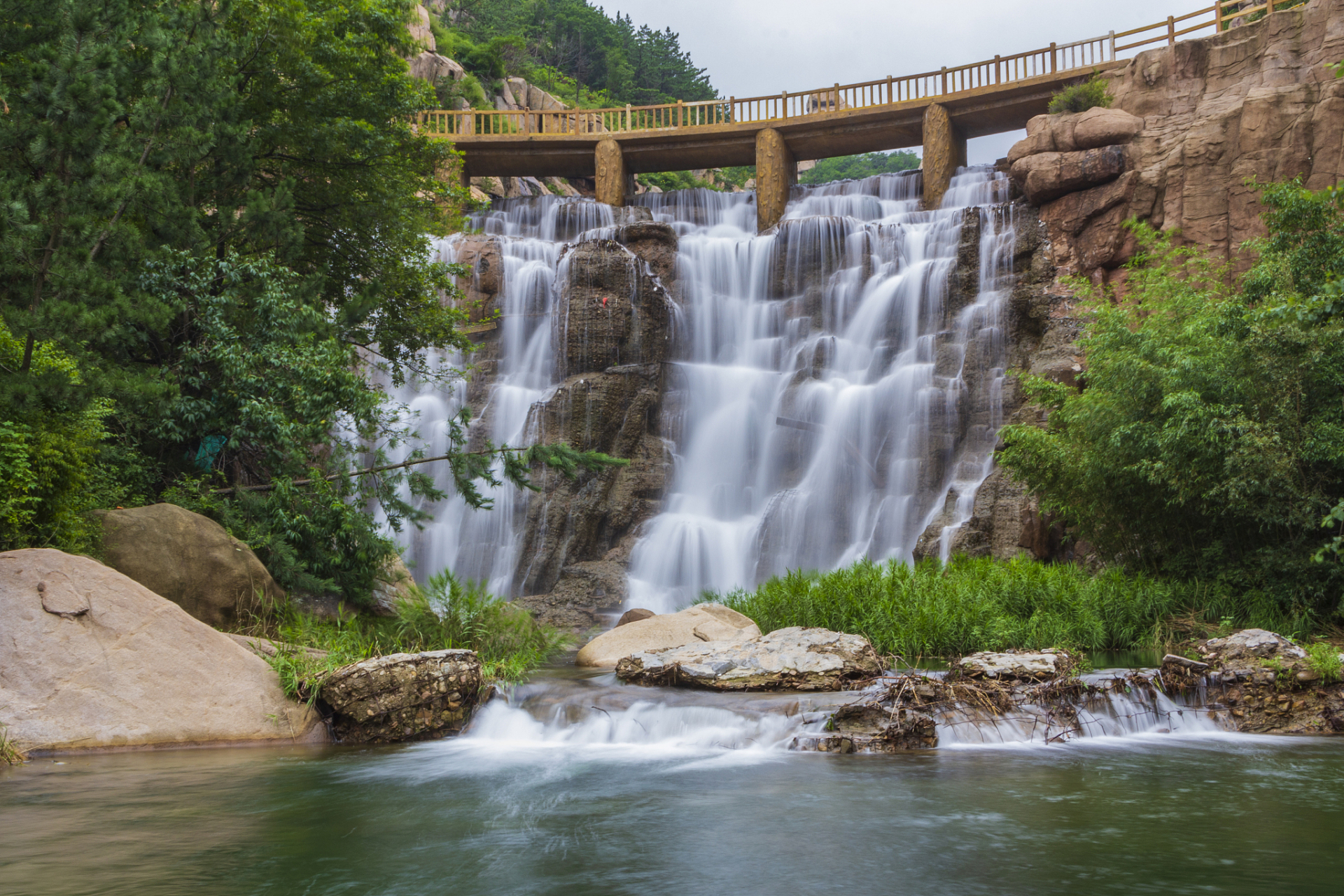 我来到了青岛崂山九水游览区,这里是一个以赏瀑亲水著称的旅游胜地.