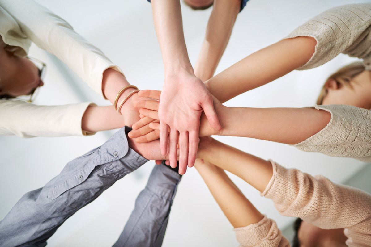 提高团队的凝聚力是企业管理中的重要目标,可以通过明确共同目标和