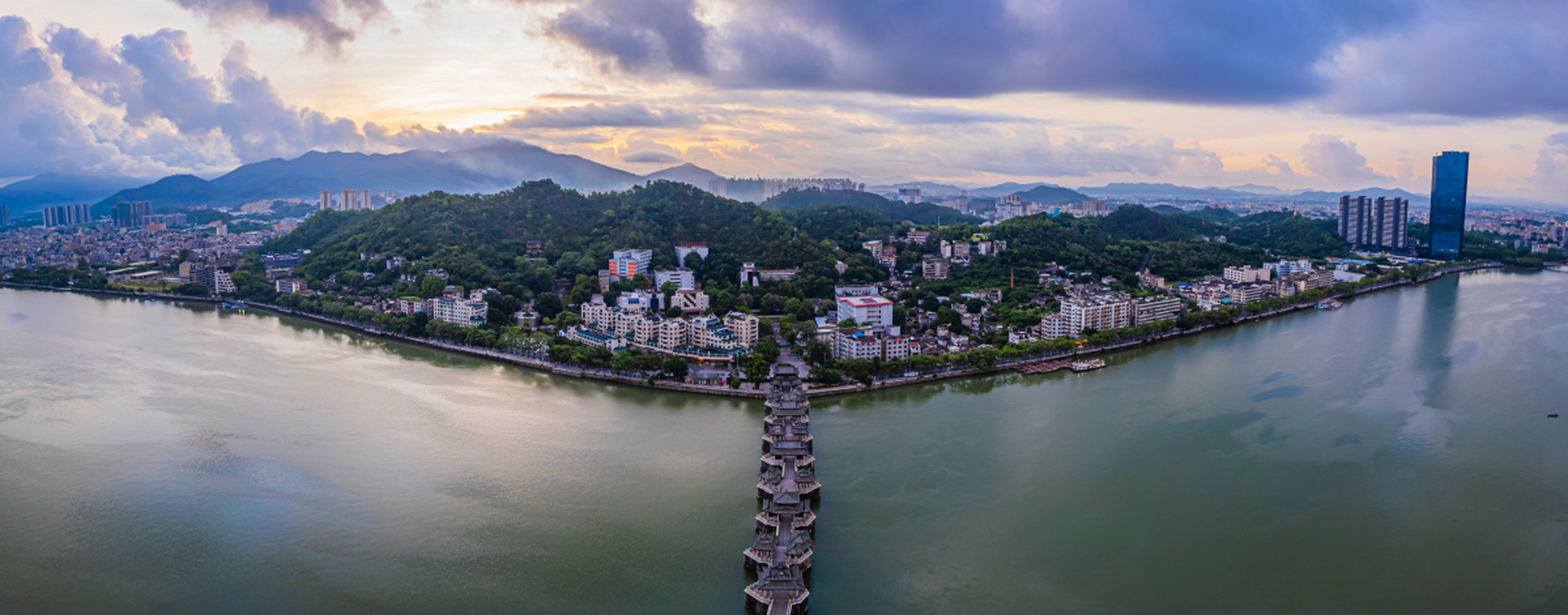 揭阳市夜景璀璨如星,榕江之夜,揭阳大桥,古城等美景让人流连忘返.