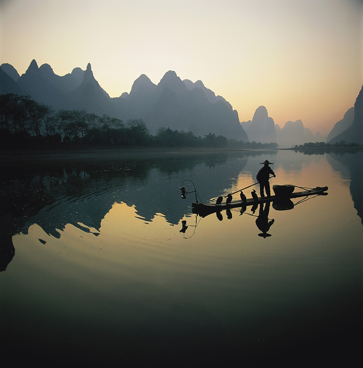 中国十大最佳旅游景区之桂林漓江风景区  漓江是桂林风景的精华所在.