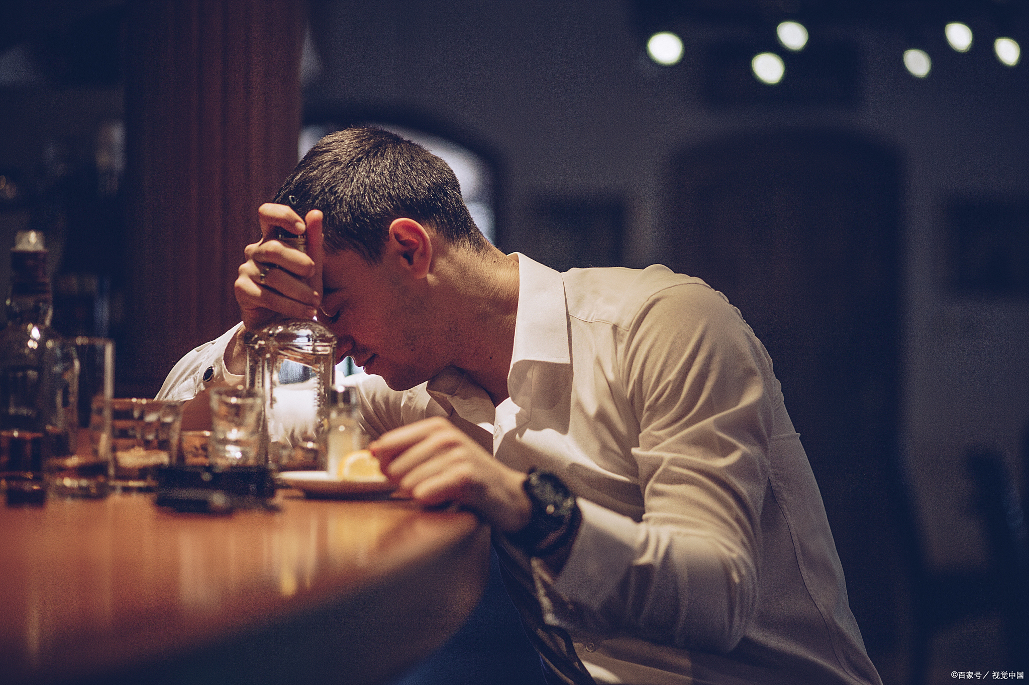 失恋是一件让人痛苦的事情,尤其是当你深爱的人不再爱你时,小明就曾