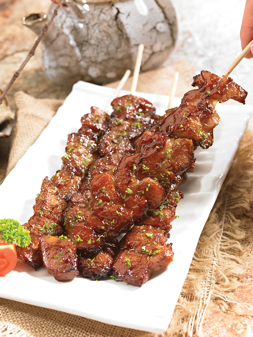 羊里脊,分外脊和内脊,位于羊背部,此部位较少运动,肉质较嫩,且能量和