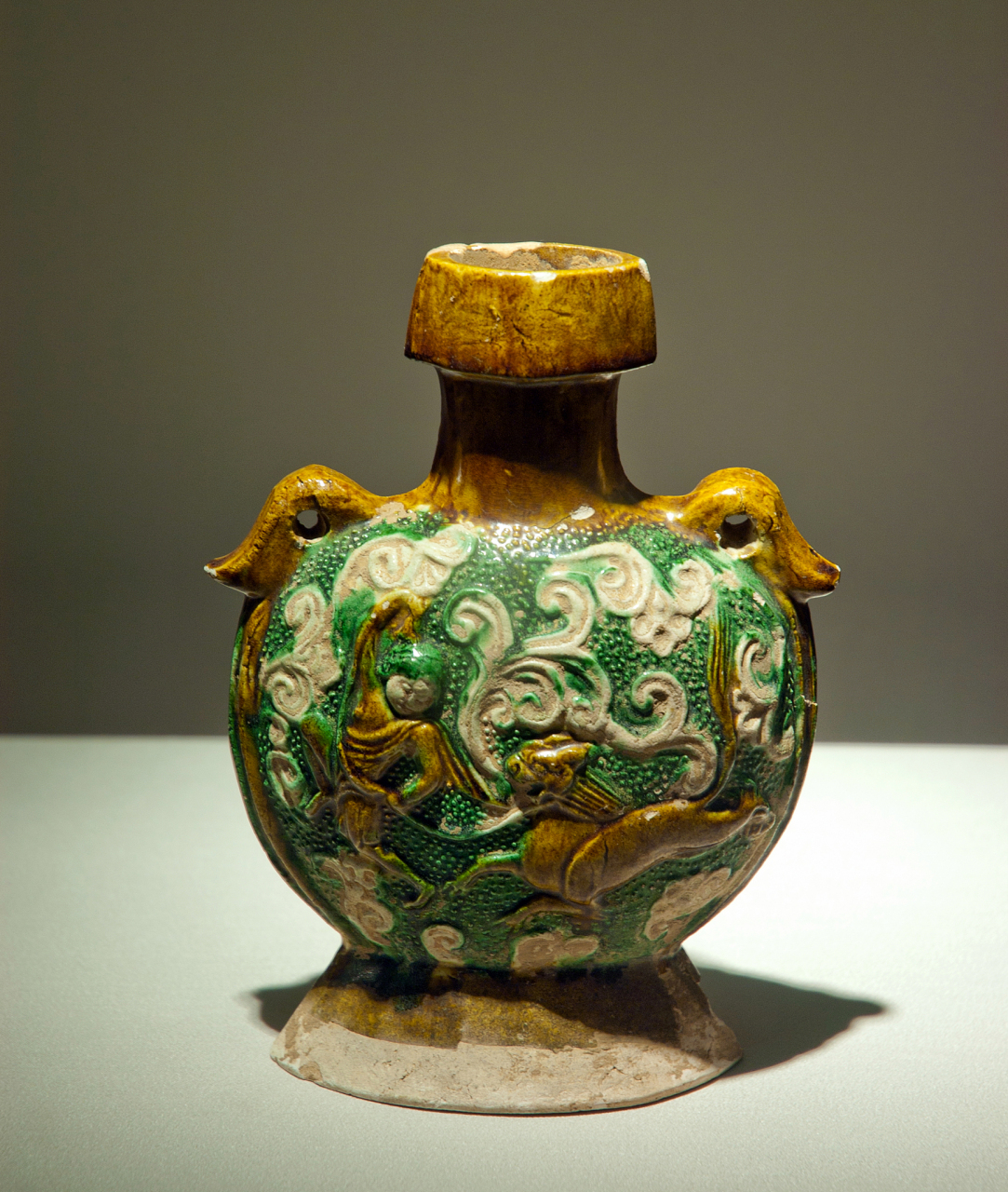 唐三彩是一种唐代时期的陶器,共有以青,绿,黄三种颜色.