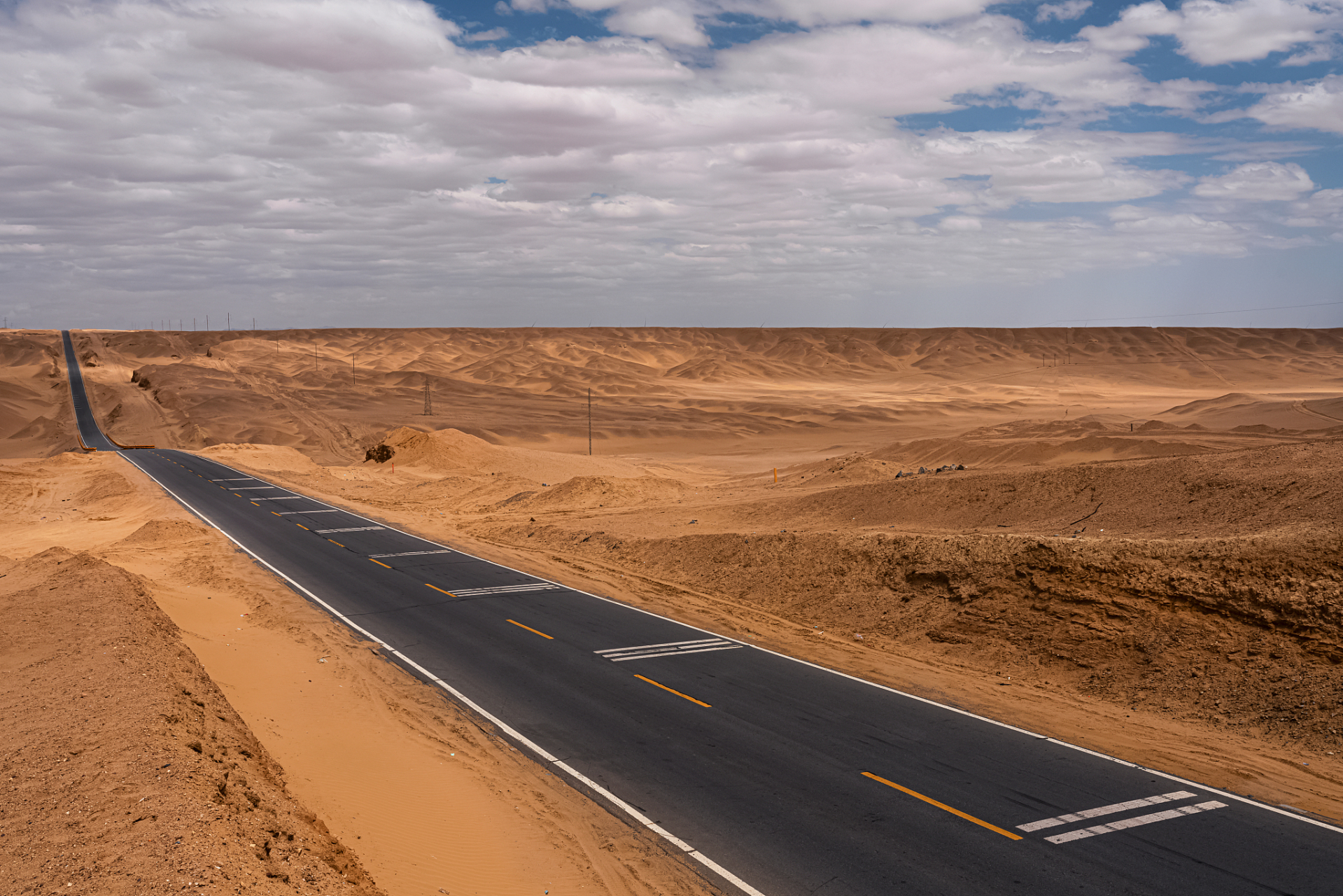 最长的沙漠公路图片
