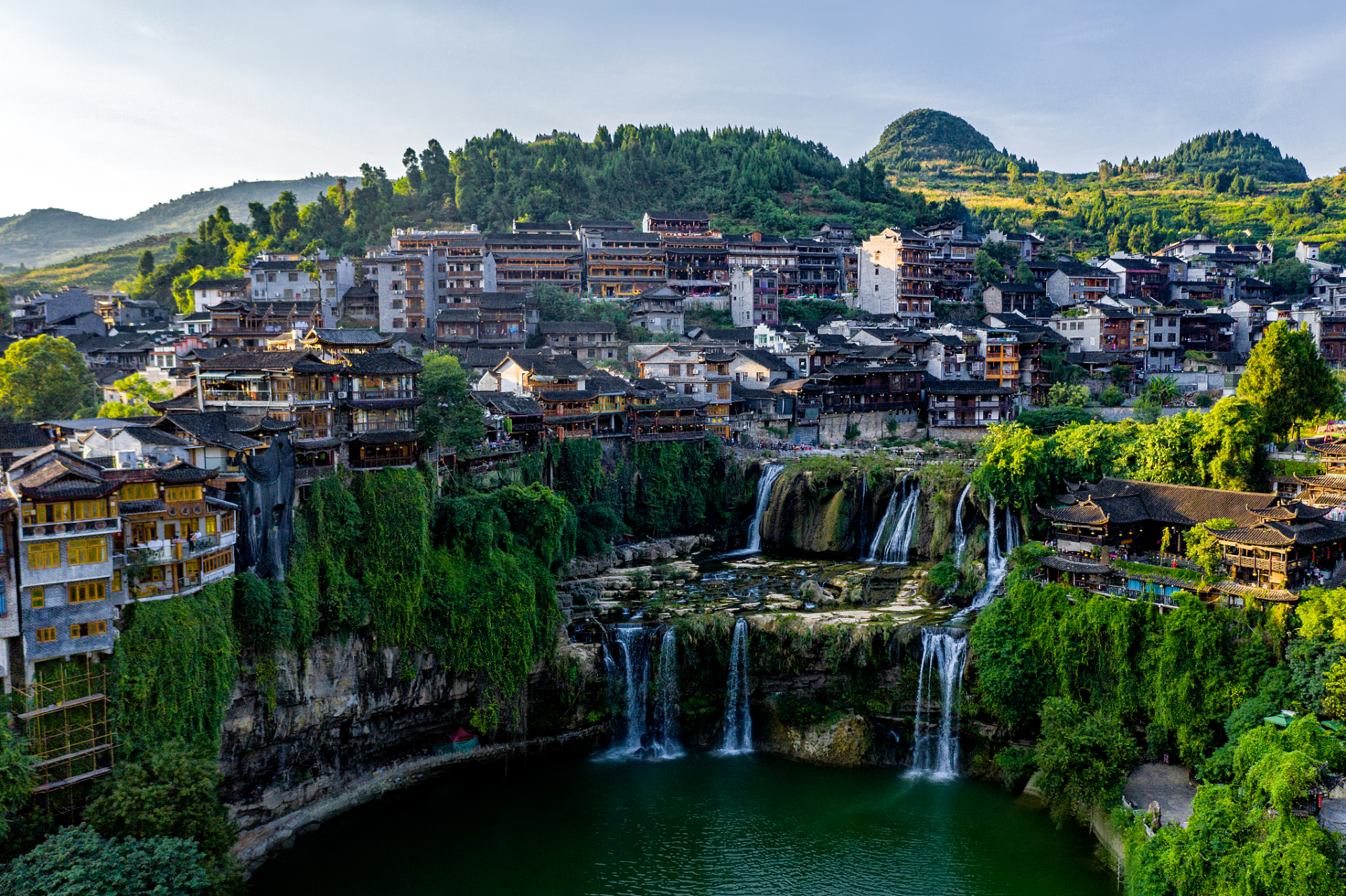 芙蓉镇,隶属于湖南省湘西土家族苗族自治州永顺县,2007年8月,芙蓉镇