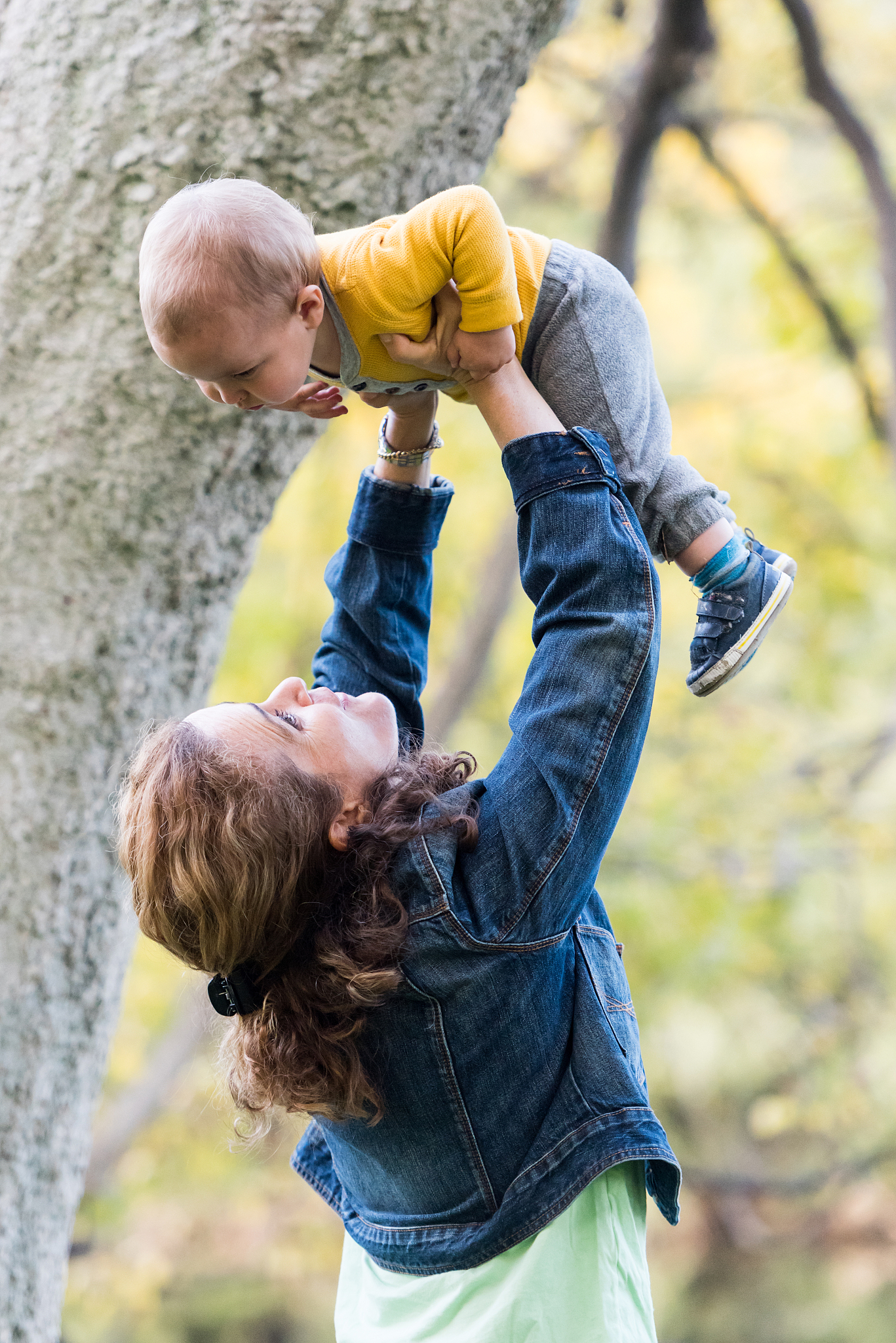在重庆,一位年轻母亲因净身出户,为生计奔波,无奈将1岁儿子独自留在