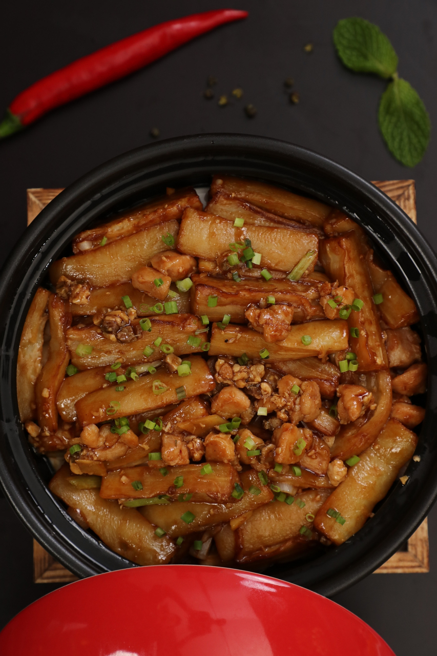 大连名菜鱼香茄子融合东北菜的豪放和大连海洋风味,口感脆嫩,味道鲜美