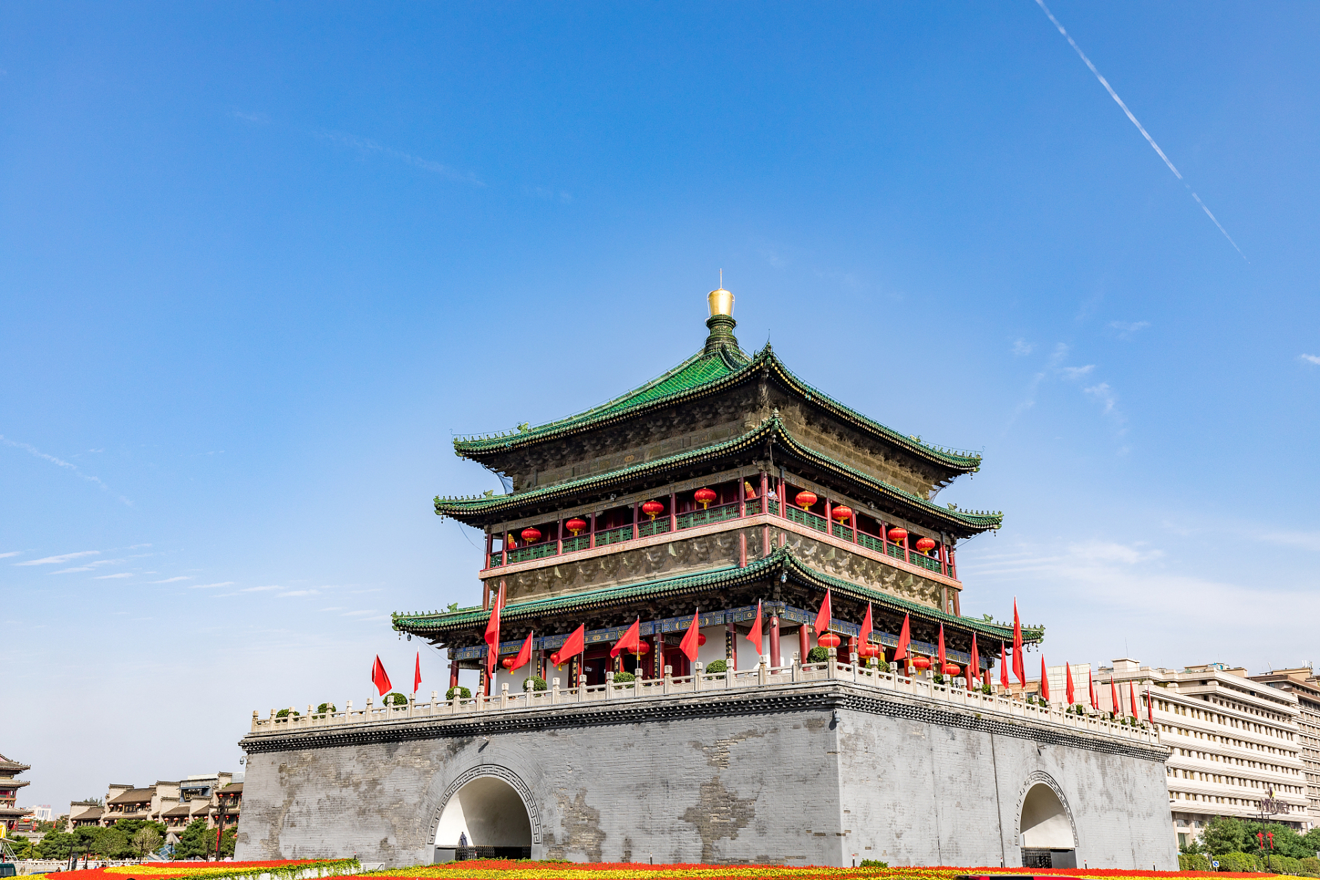 夜幕降临,西安钟楼灯光璀璨,熙熙攘攘的人群走在古老的城市街道上.